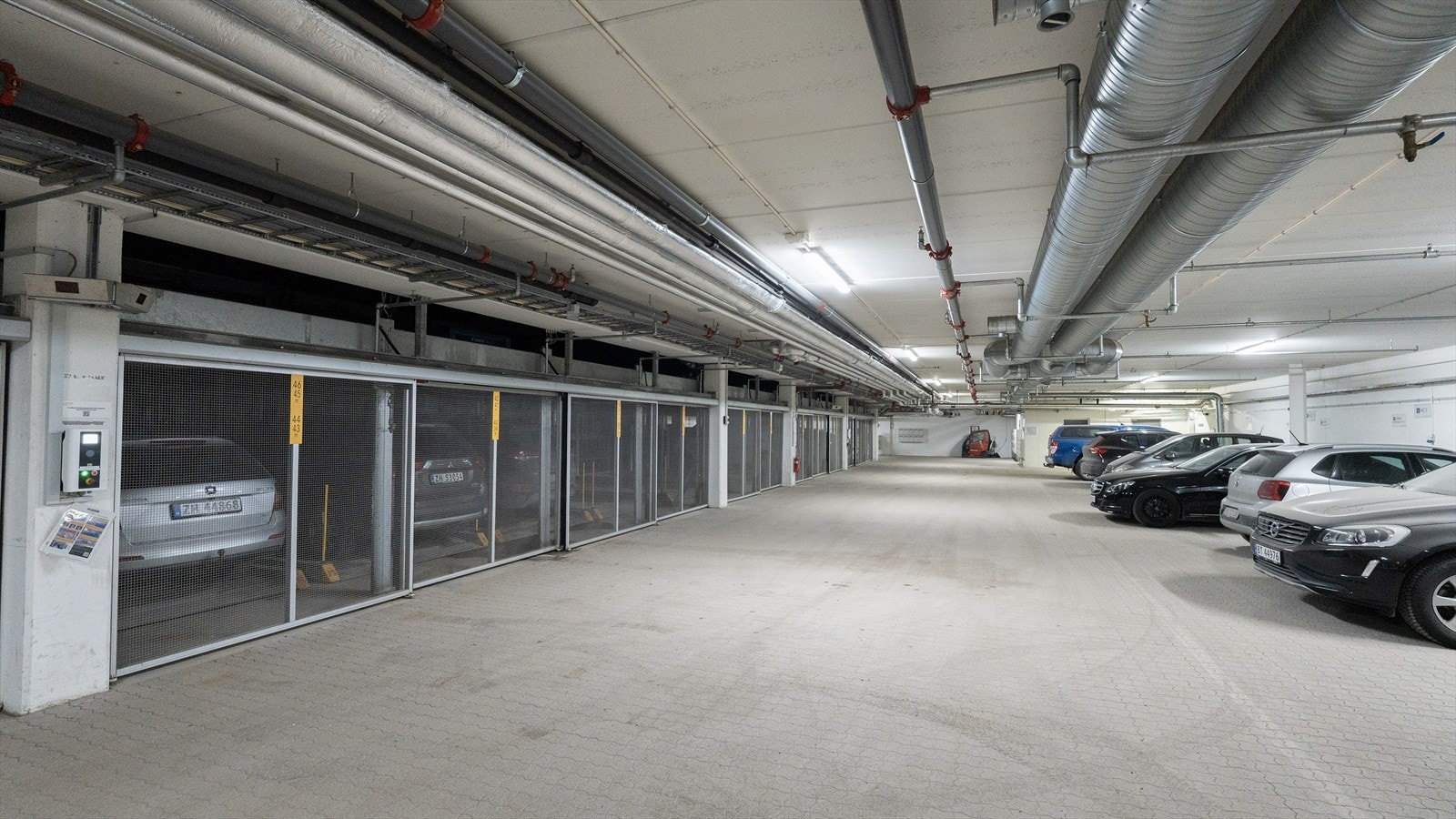 Det medfølger en fast parkeringsplass med elbil-lader i lukket garasjeanlegg. Galleribilde