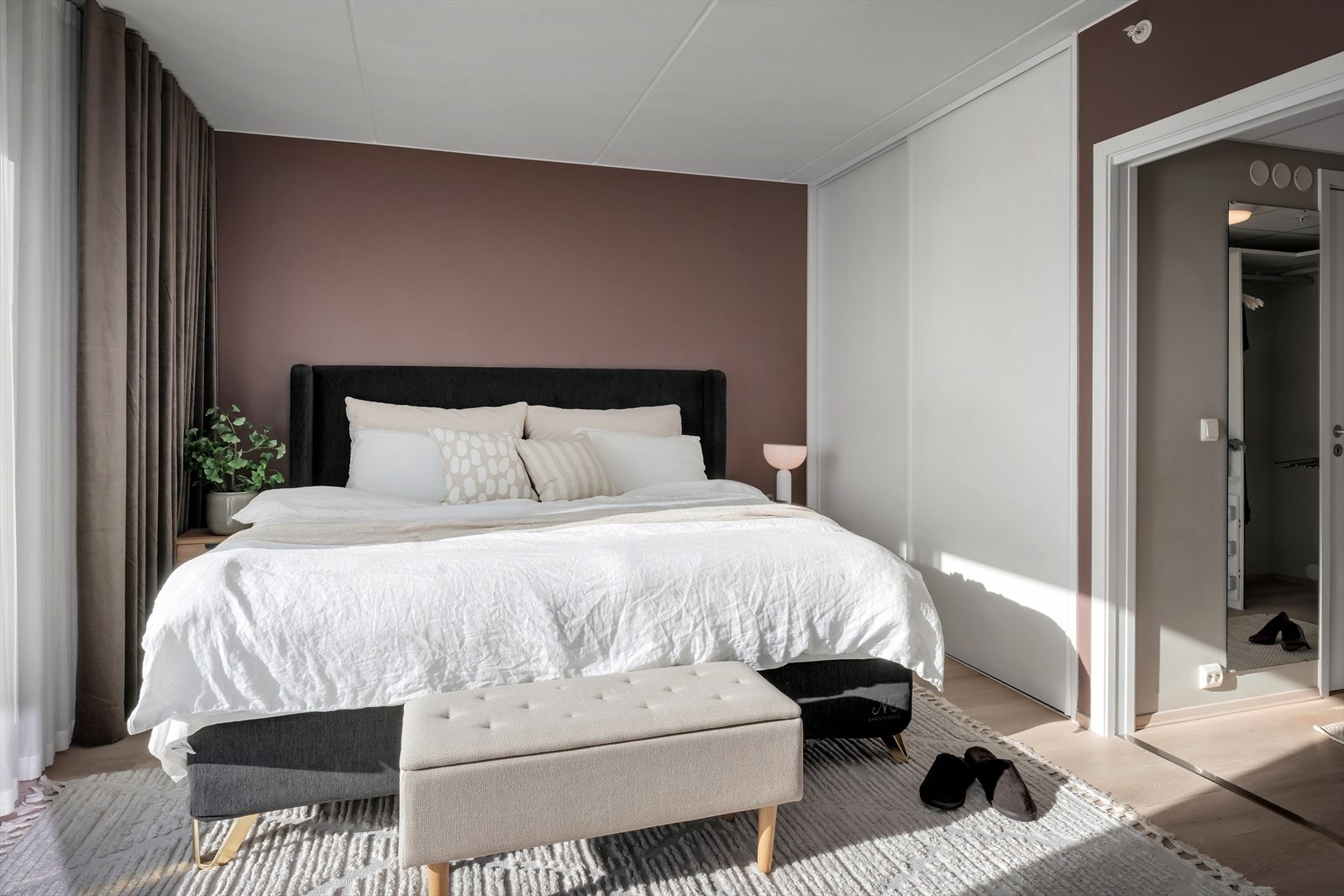 Soverommet er innredet med en praktisk skyvedørsgarderobe, og har videre inngang til walk-in og en-suite bad. Galleribilde