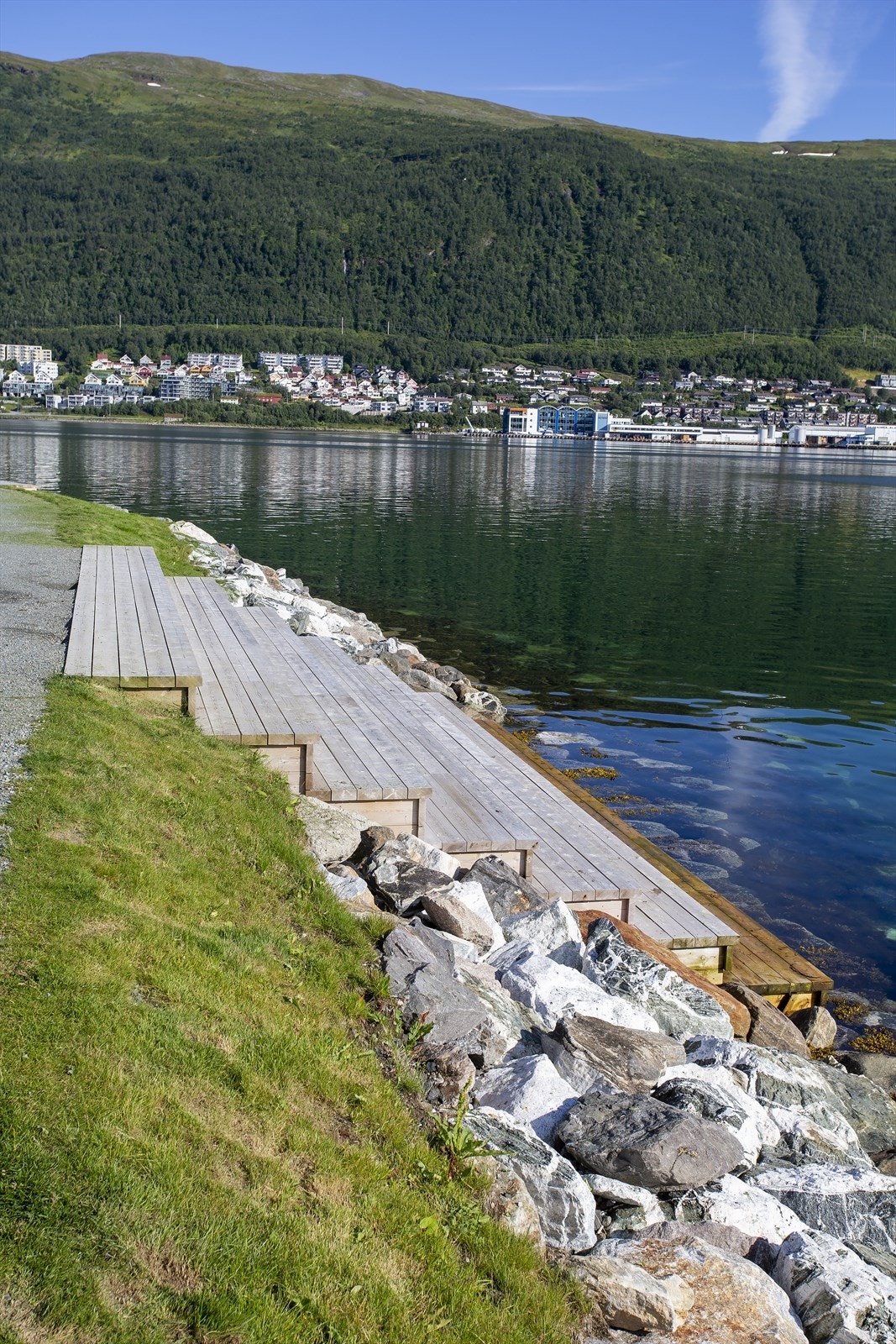 Nyt sola i strandtrappa, og ta deg et forfriskende bad på varme sommerdager. Galleribilde
