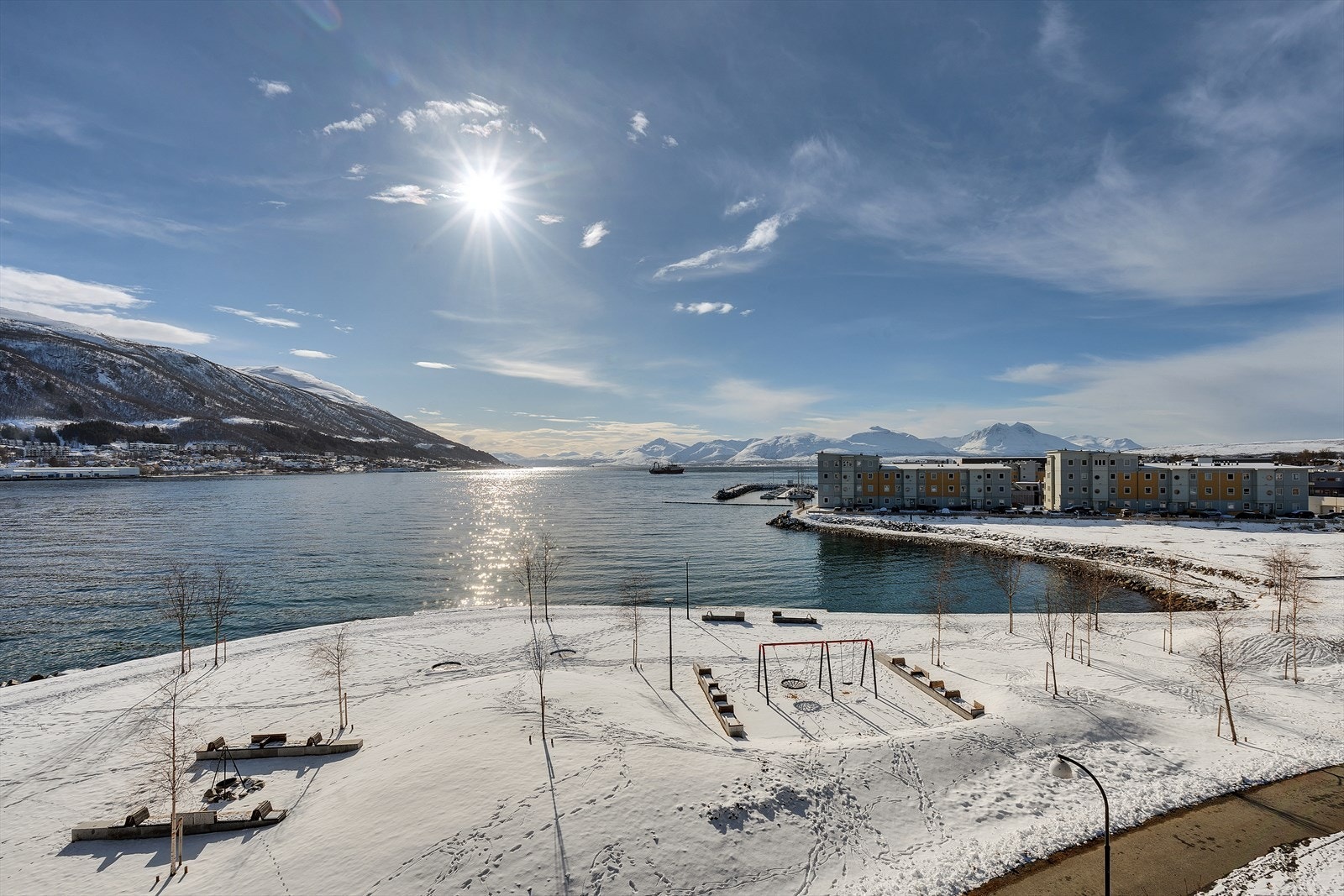 Beliggenhet like ved sjøen, med internveier og flotte uteområder som kan nytes året rundt. Galleribilde
