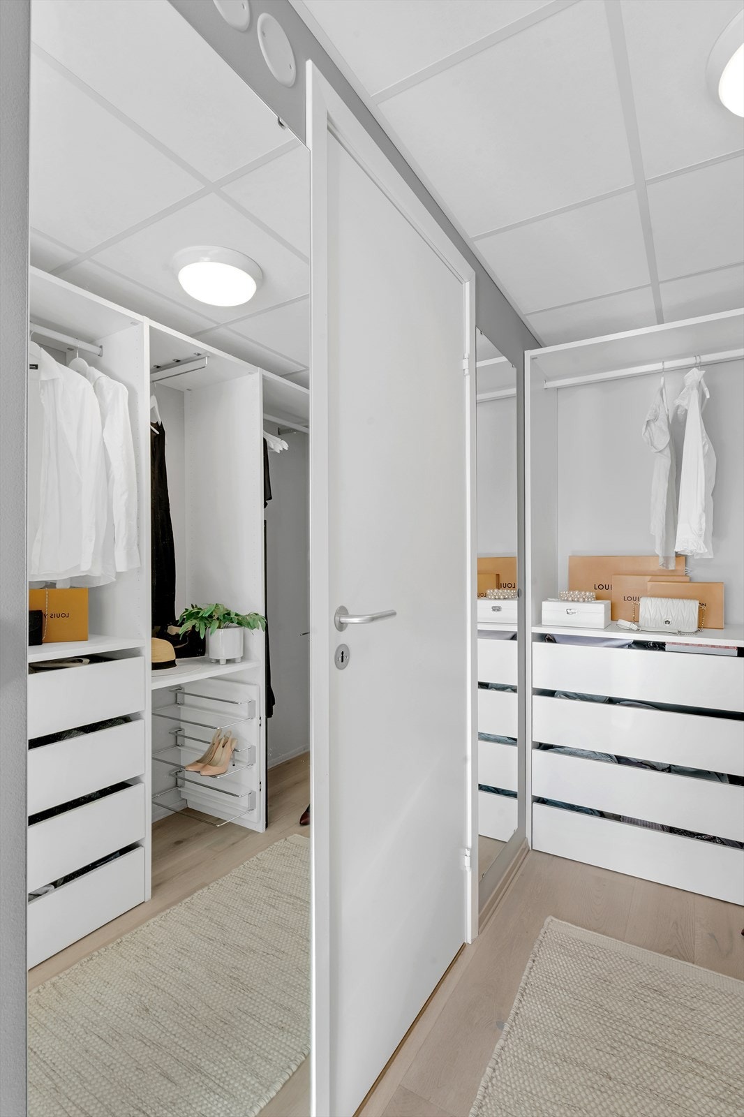 Inngang til bad direkte fra walk-in. Galleribilde