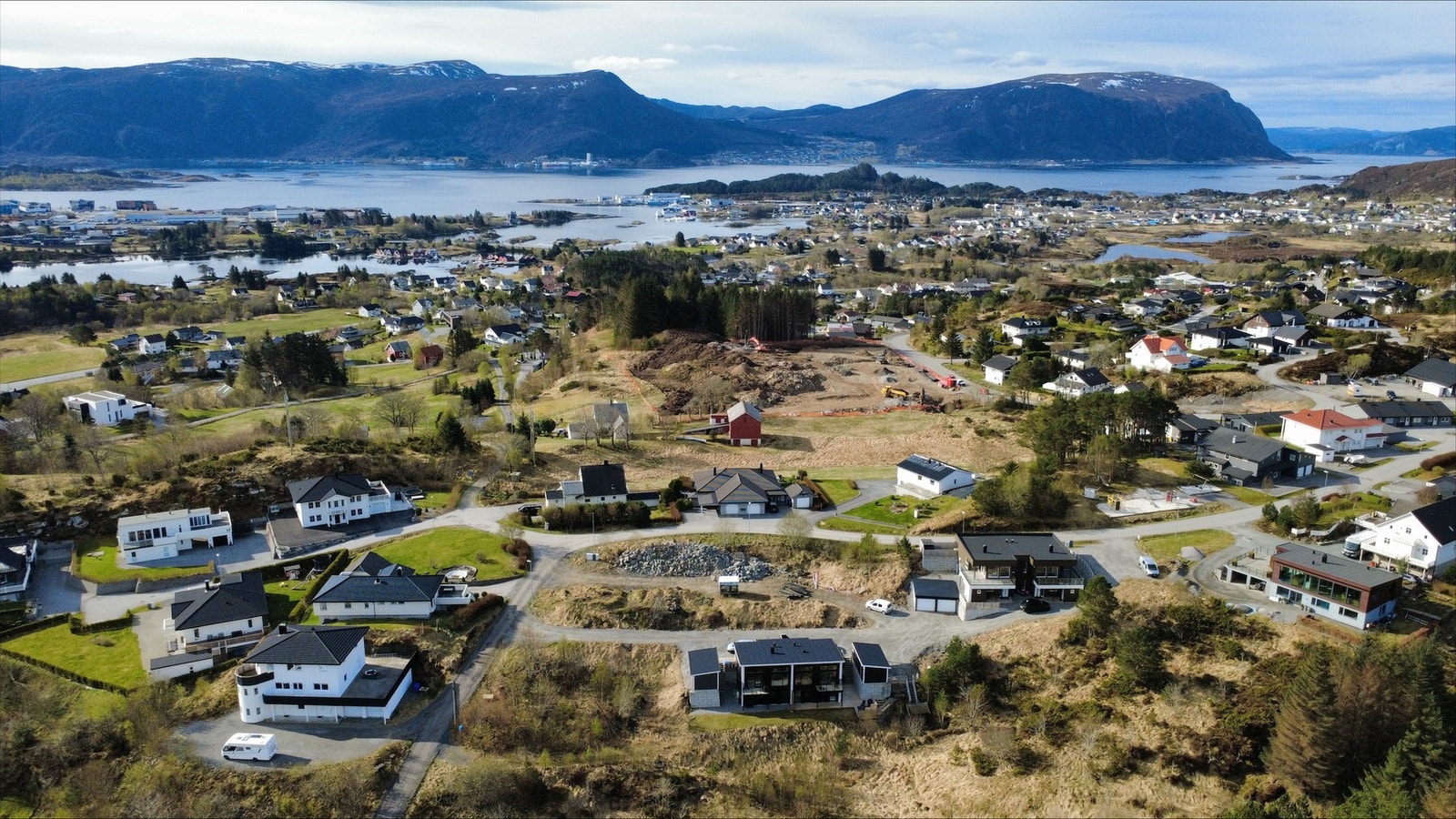 Oversiktsbilde fra drone, tatt av selger. Boligen ligger i et nyere byggefelt, med flere småbarnsfamilier. Galleribilde