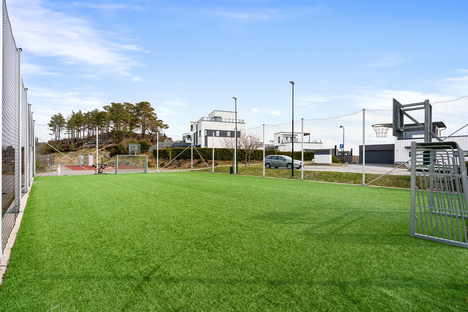 Rett ved boligen er det en fotballbane og klatrestativ. Galleribilde