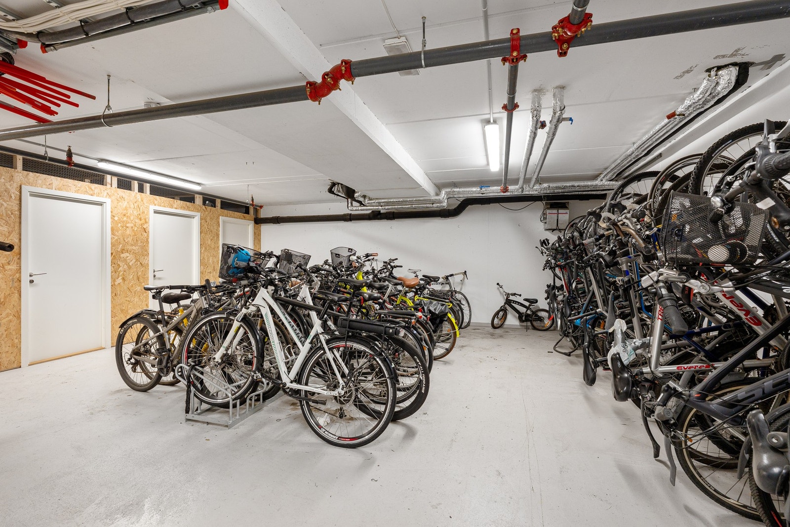 Felles sykkelparkering i sameiet. Galleribilde