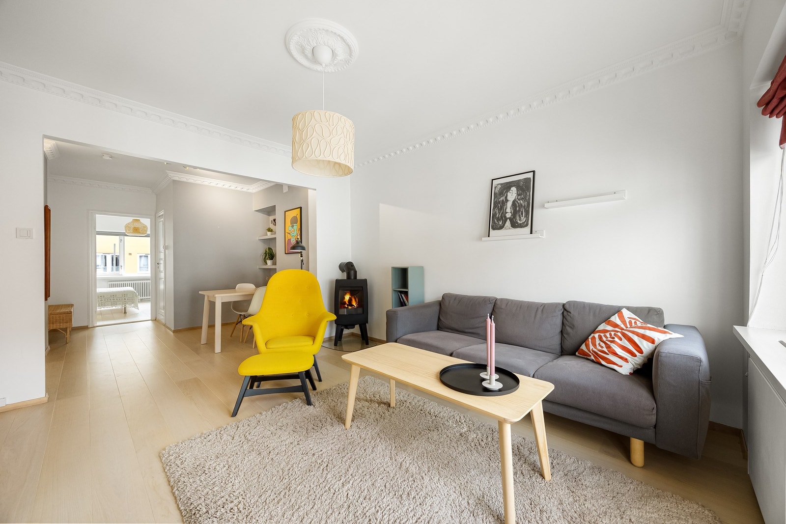 Romslig og lys stue med god plass til å innrede med ønsket møblement. Innred med både sofagruppe, salongbord, TV-seksjon og spisebord. Galleribilde