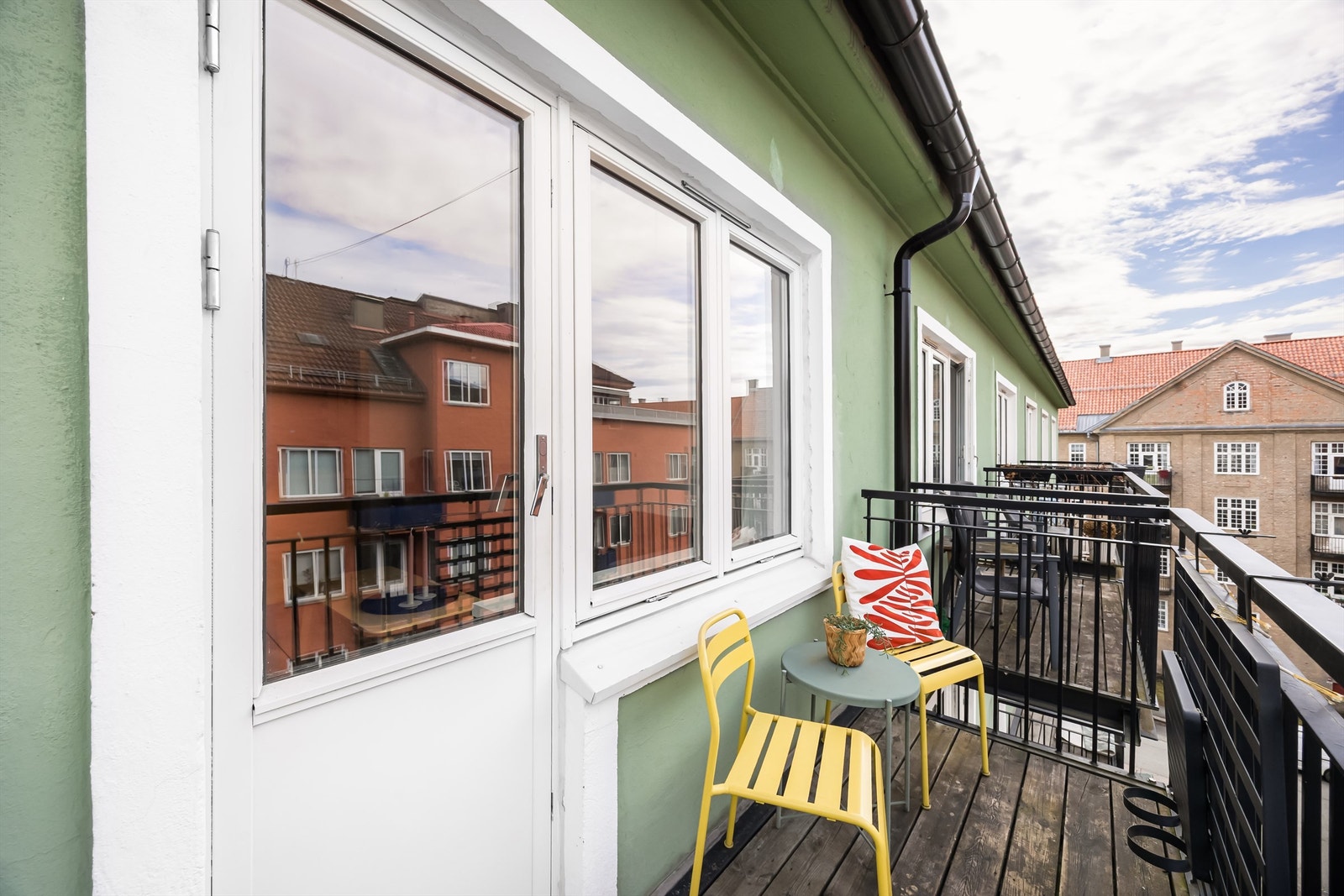 Her er det plass til lite bord og stoler hvor man kan nye årets varme dager med ettermiddag- og kveldssol og utsyn mot en stille gate. Galleribilde