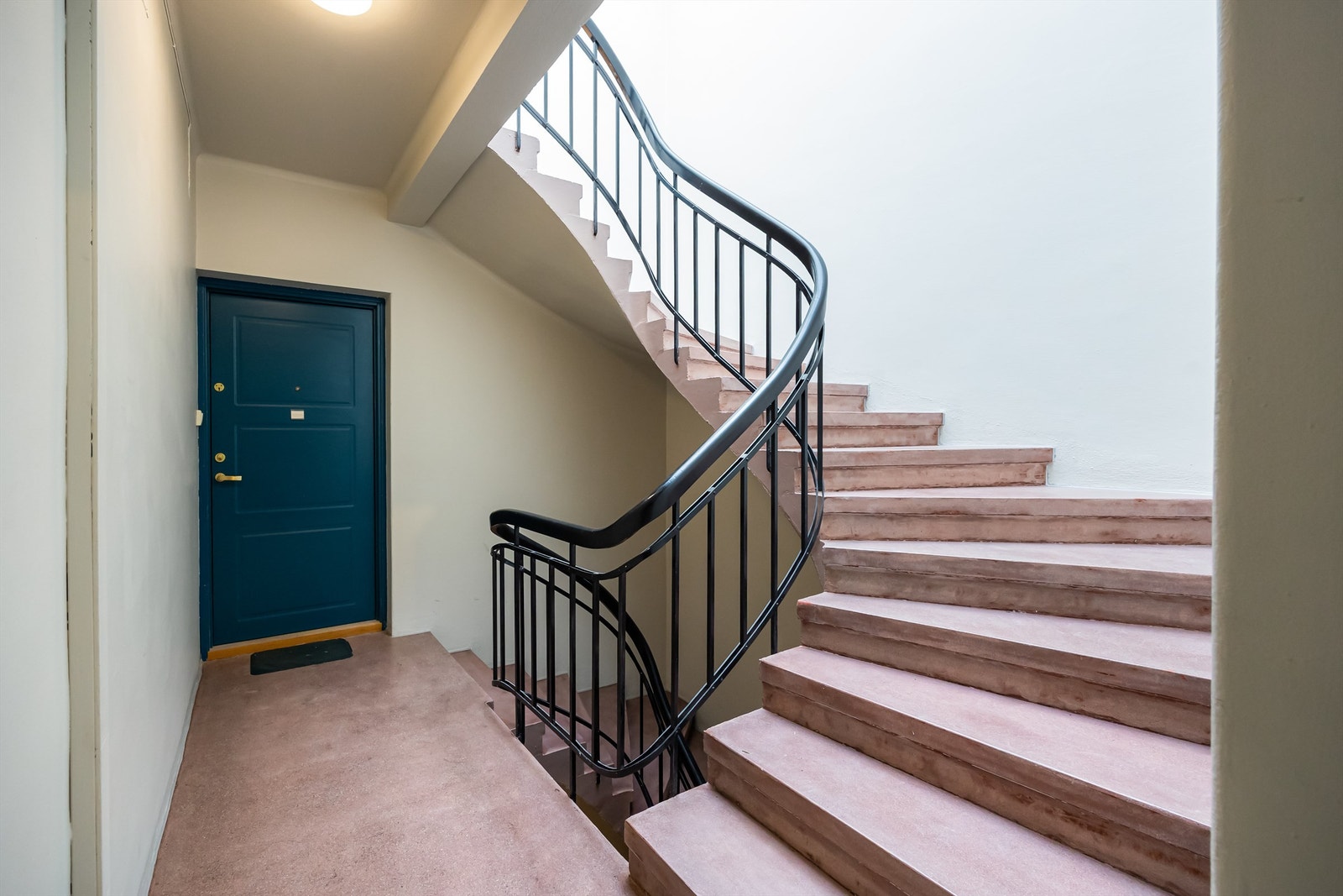 Adkomst til leiligheten via felles trappegang med callinganlegg. Galleribilde