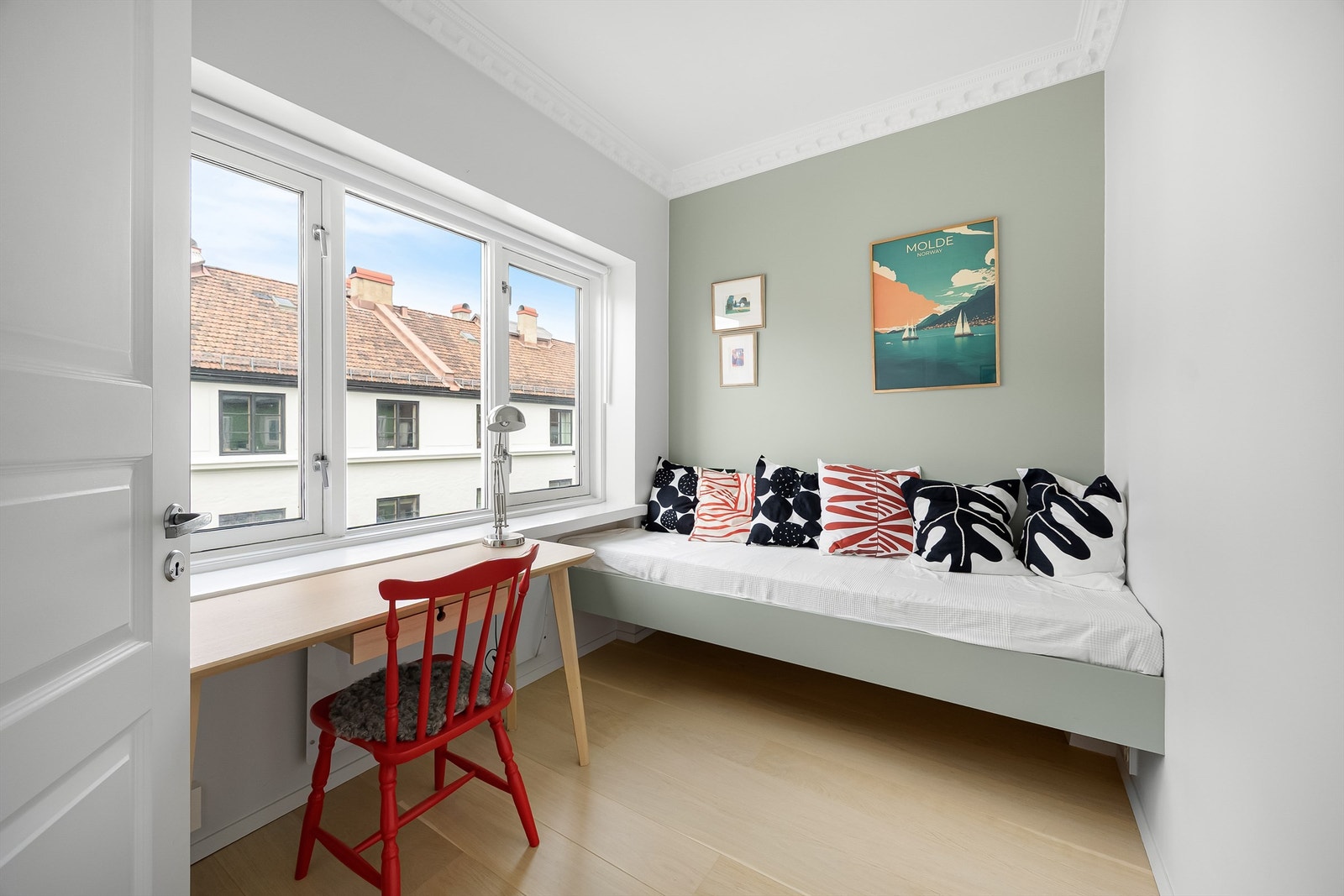 Soverom 2 er også av god størrelse og kan innredes med seng, nattbord og garderobeskap. Galleribilde