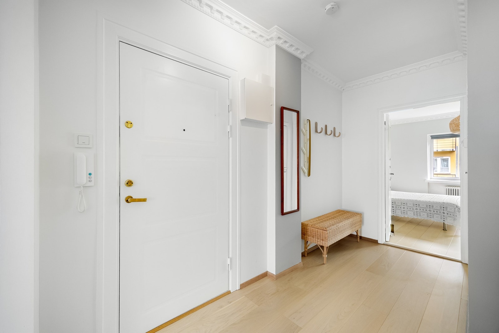 Entréen er romslig og gir et godt førsteinntrykk av leiligheten. Her er det mulighet for å henge fra seg yttertøy og sette fra seg sko. Galleribilde