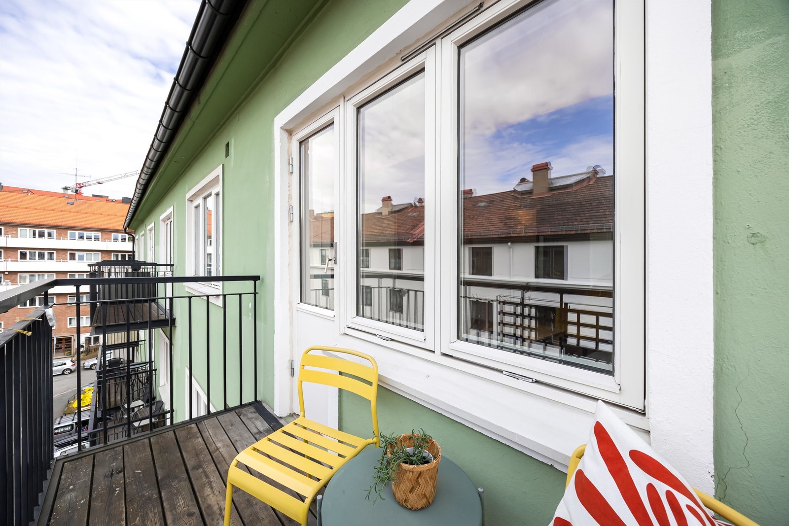 Fra stuen er det utgang til leilighetens balkong. Balkongen vender mot nordvest og er oppmålt til ca. 3 kvm. Galleribilde