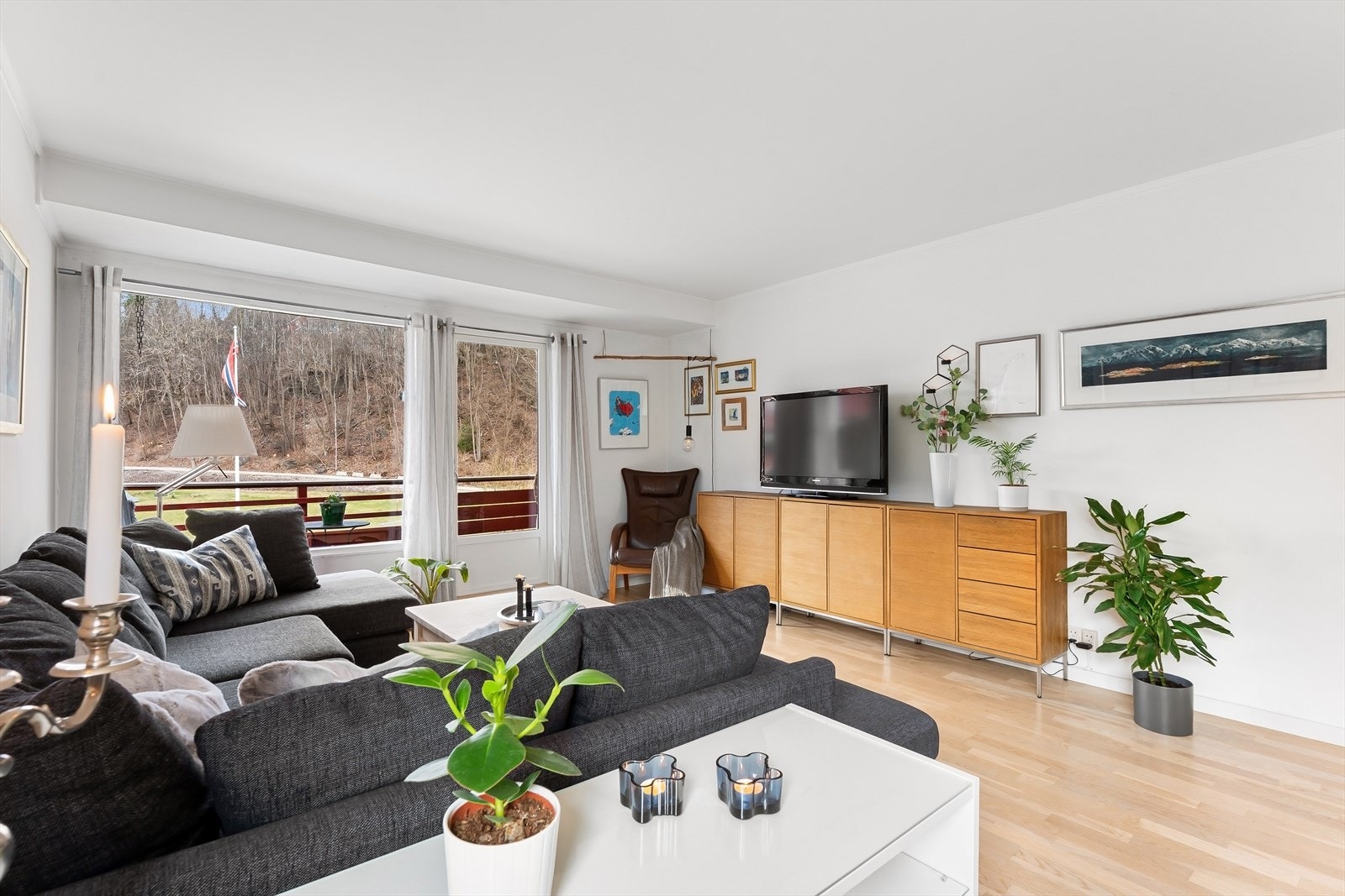 Romslig stue med utgang til en balkong på ca. 14 m². Galleribilde
