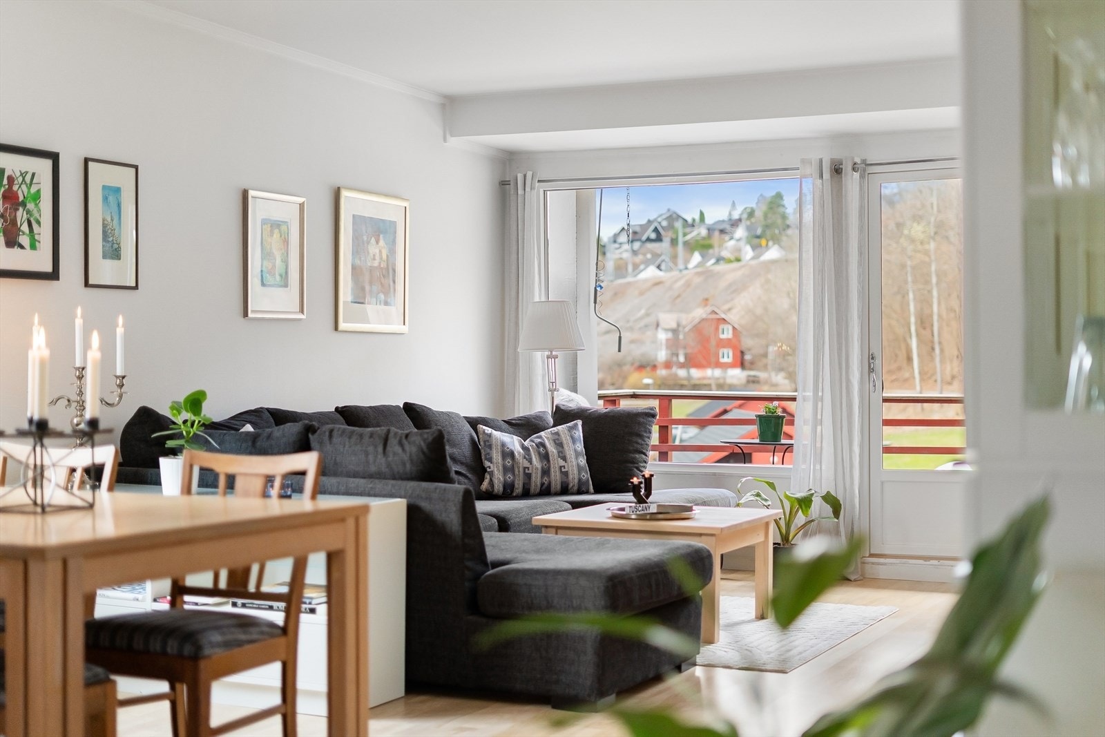 Leiligheten disponerer to solrike balkonger på totalt 22 m². Galleribilde