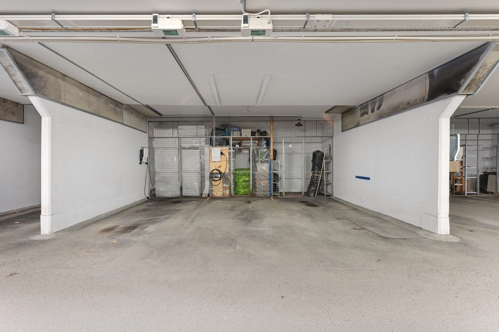 Det medfølger en parkeringsplass i felles garasjeanlegg med plass nummer 18, samt en ekstern bod bak garasjeplassen. Det er montert elbil-lader og det er godt med gjesteparkeringer. Galleribilde