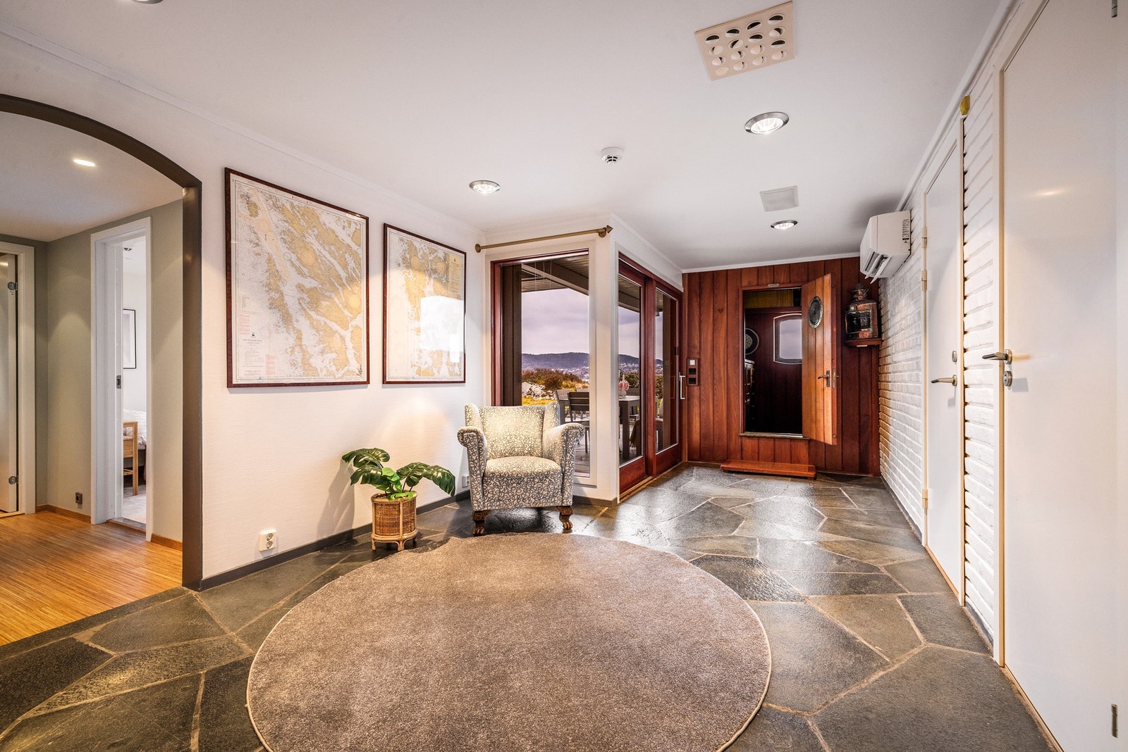 - Romslig hall - Galleribilde
