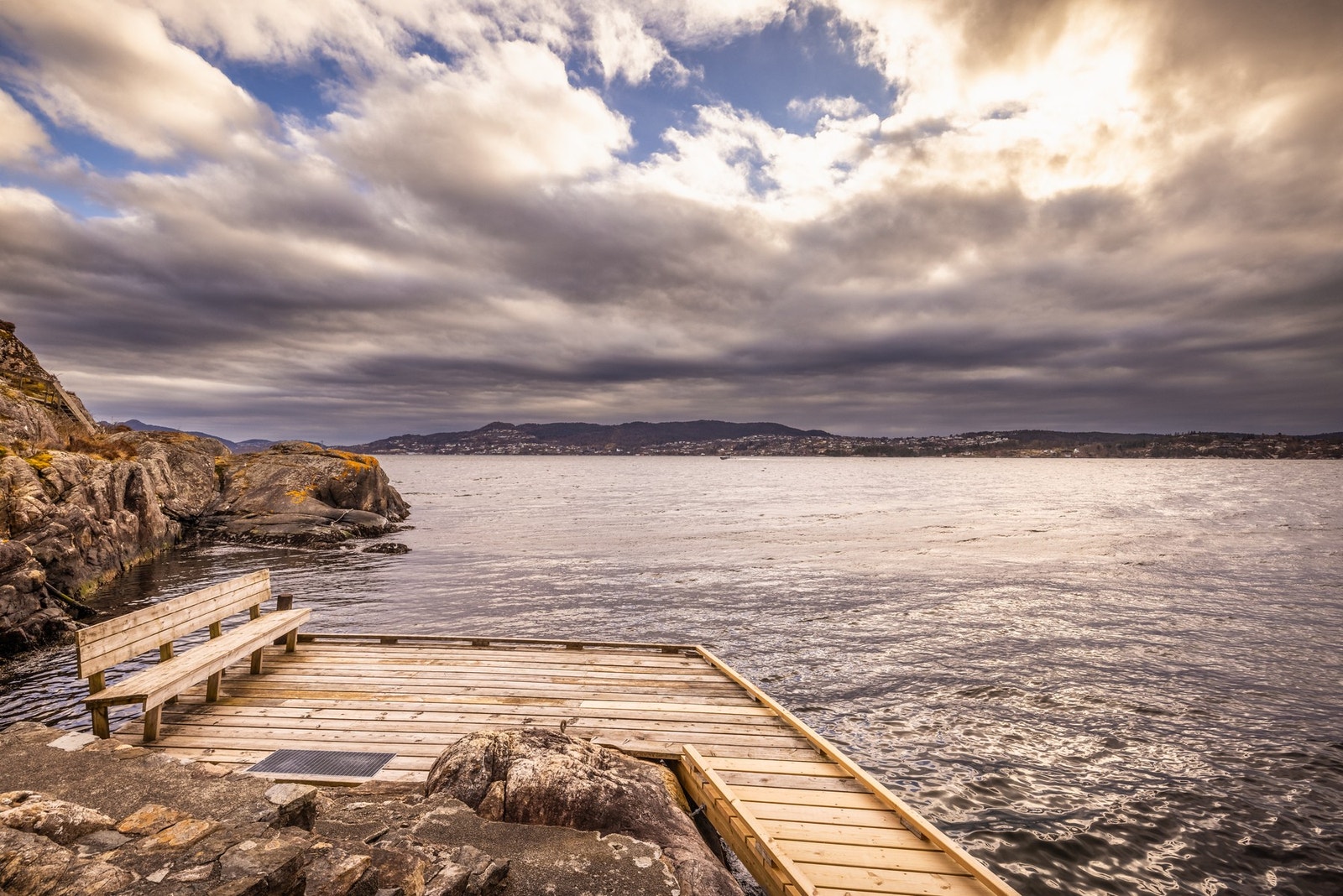 - Sti ned til sjøen og hyggelig brygge gjør dette til et paradis for sjø- og friluftsliv - Galleribilde