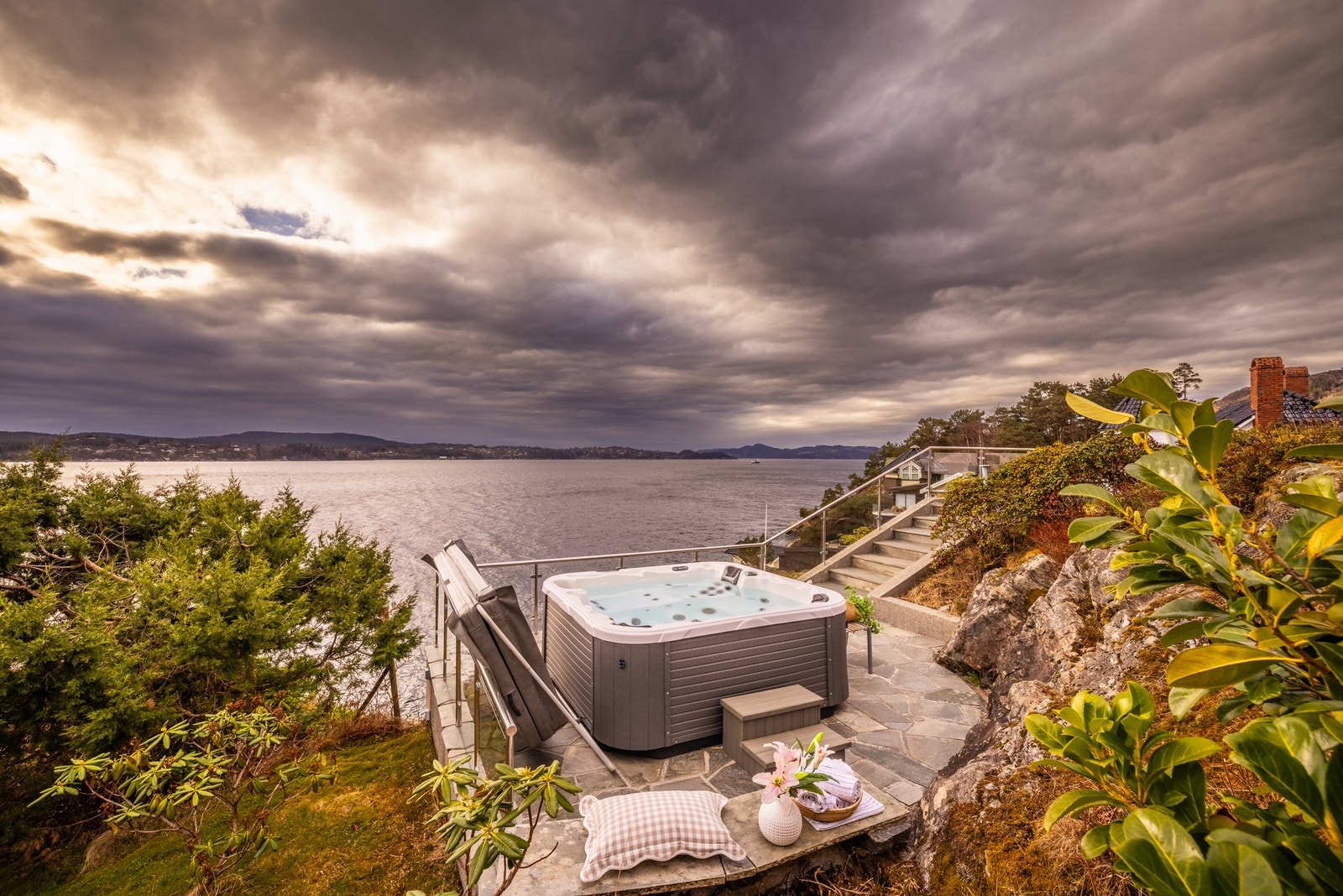 - Et eget platå med jacuzzi gir en eksklusiv spa-følelse - Galleribilde