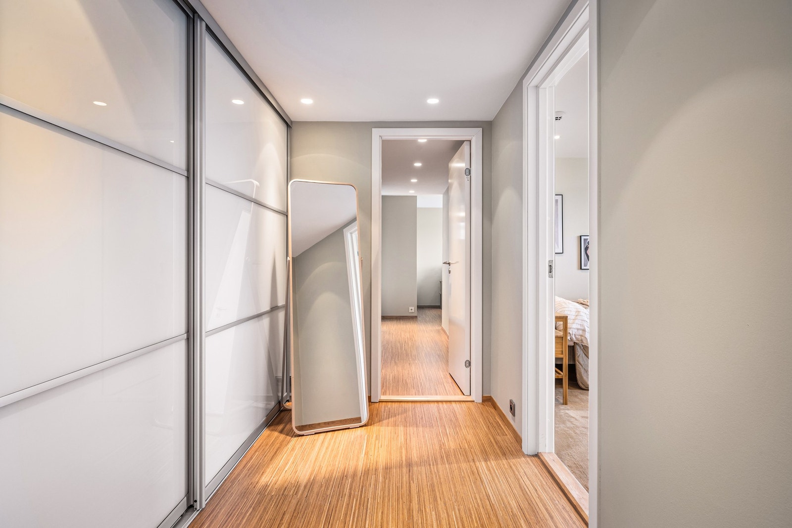 - Praktisk gang med garderobe - Galleribilde