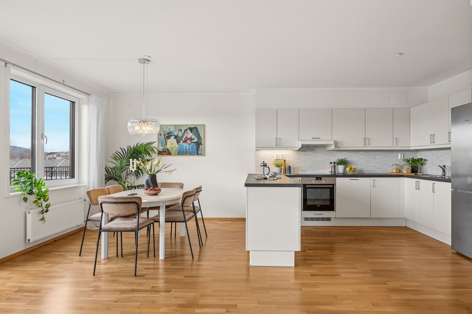 Kjøkken med innredning fra HTH fra byggeår med glatte fronter og benkeplate i laminat. Galleribilde