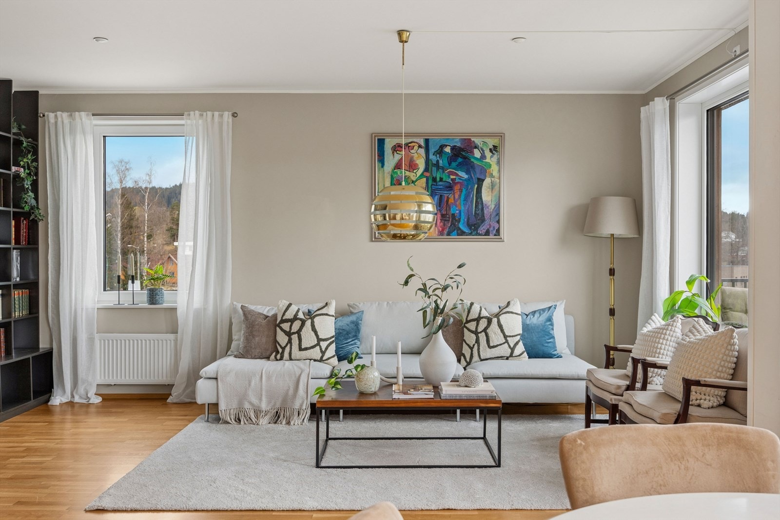 Store vindusflater gir godt med naturlig lysinnslipp. Galleribilde