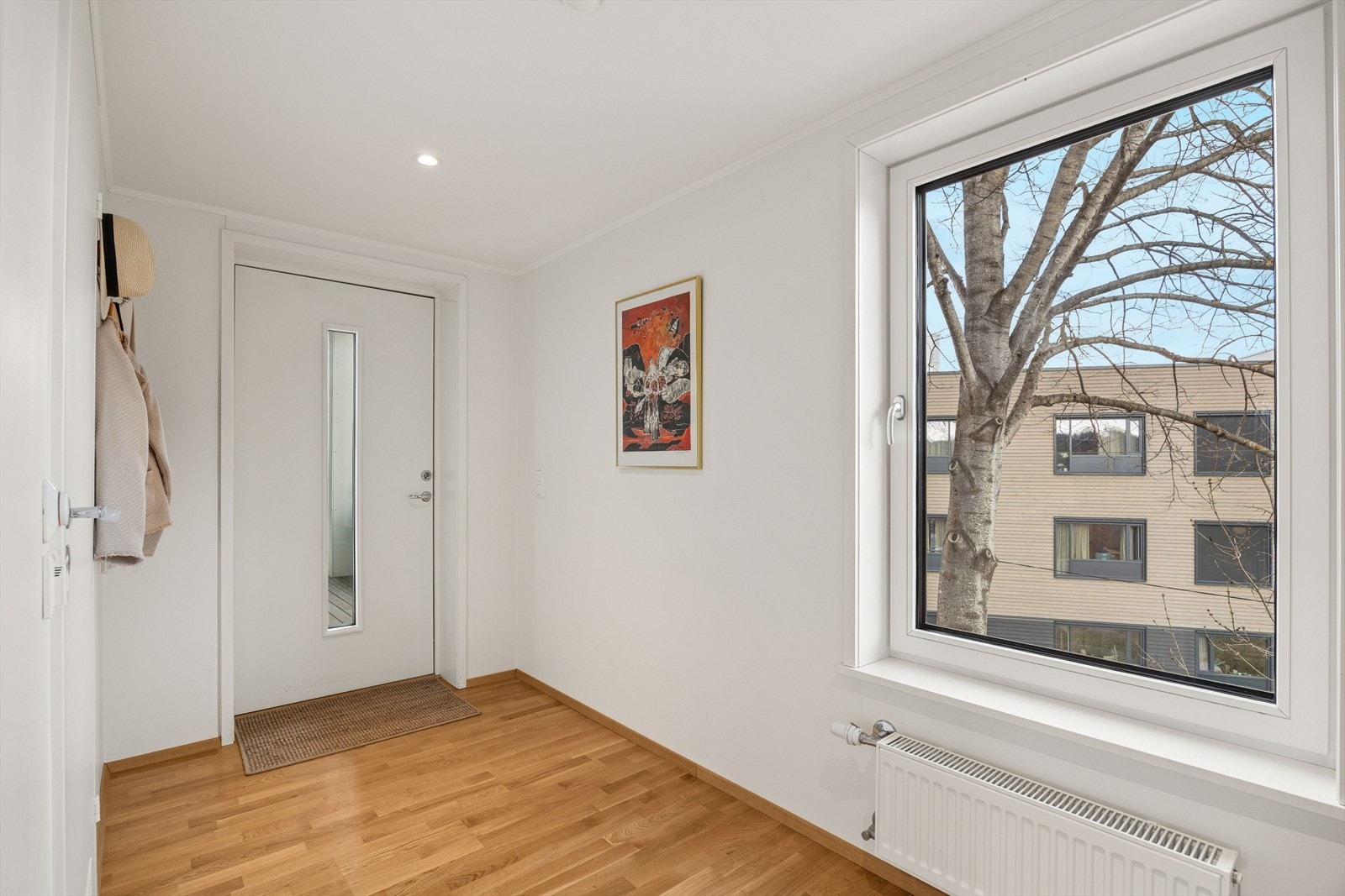 Entré med plass til oppheng av yttertøy og sko Galleribilde