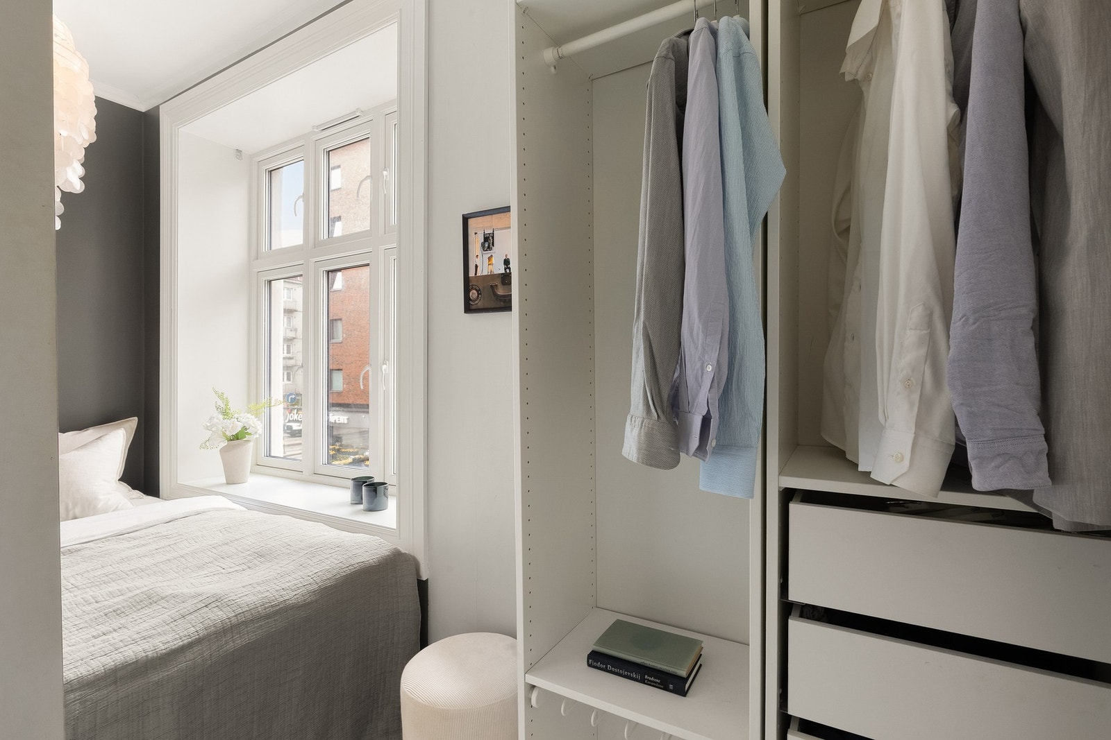 Soverommet er utstyrt med plass til skap og dobbeltseng. Galleribilde