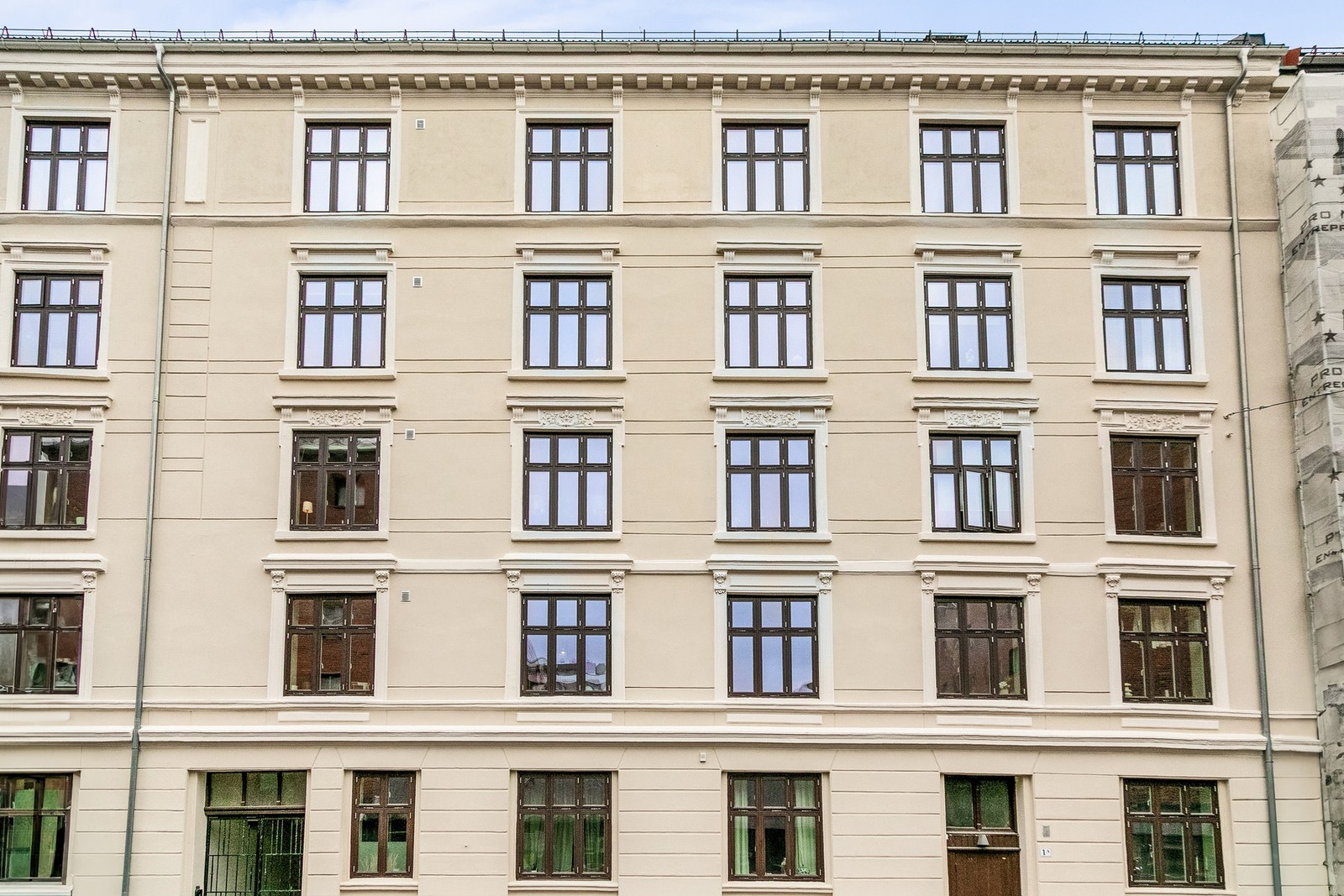 For ekstern oppbevaring disponeres en loftsbod som gir praktisk lagringsplass utenfor selve boenheten. Galleribilde
