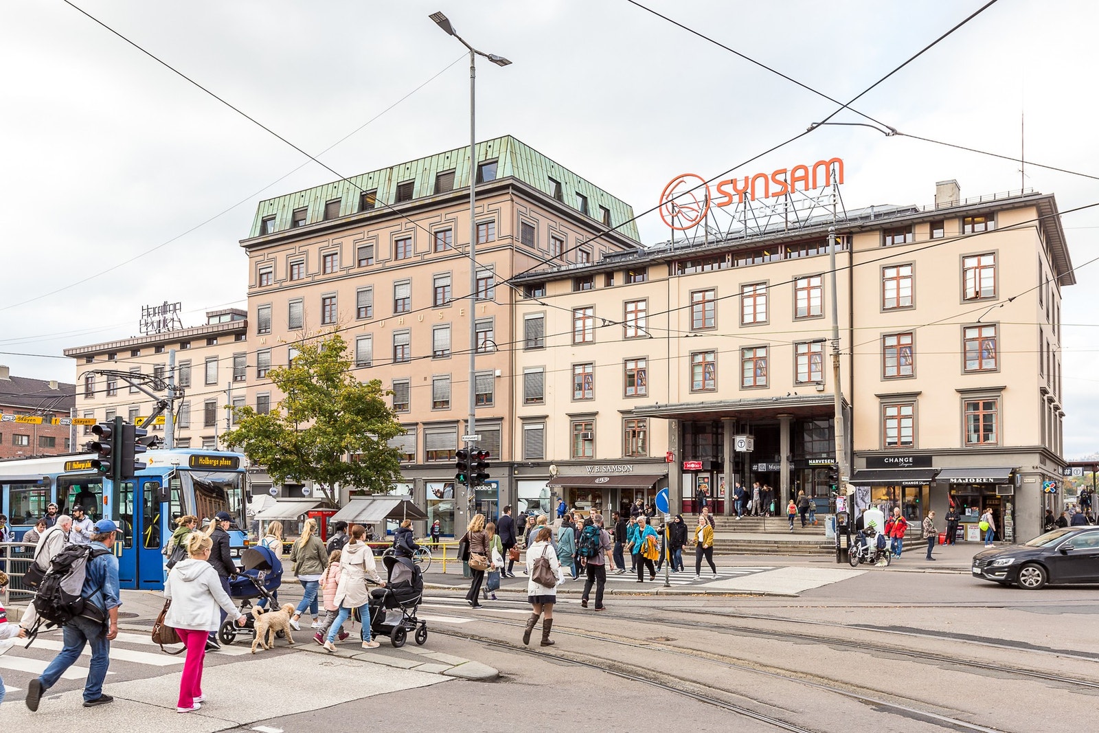 Majorstuen er et viktig knutepunkt for kollektiv transport med en rekke buss- og trikkelinjer samt T-banestasjon. Galleribilde