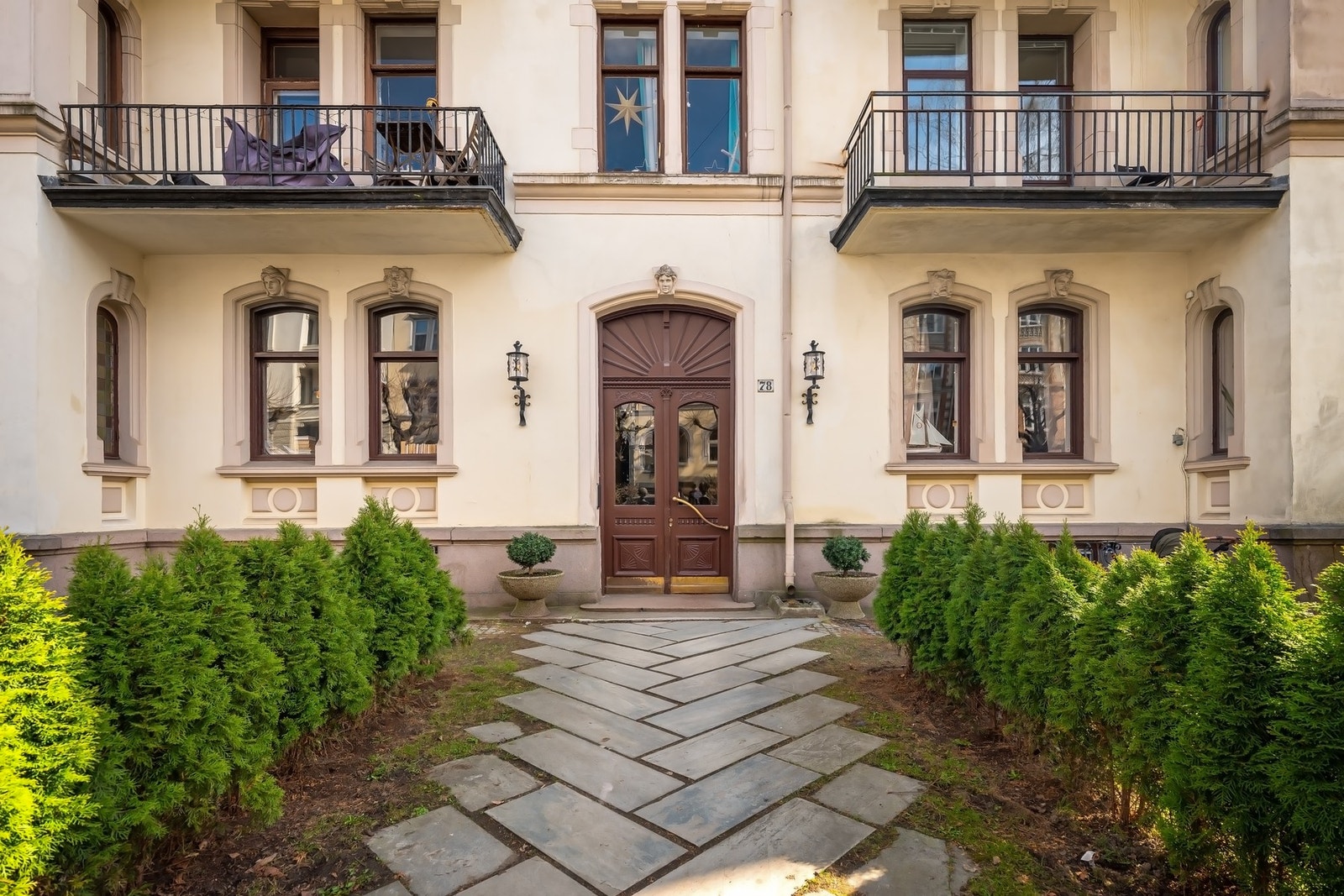 Hjørnegården er oppført i starten av 1900-tallet, tegnet av arkitekt Eduard Carlén. Galleribilde