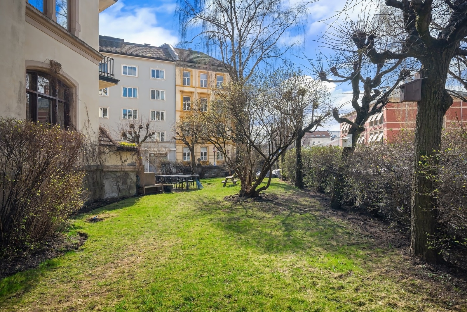 Foran gården møter man en opparbeidet og beplantet forhage med gjerde og port mot fortauet i Oscars gate. Galleribilde