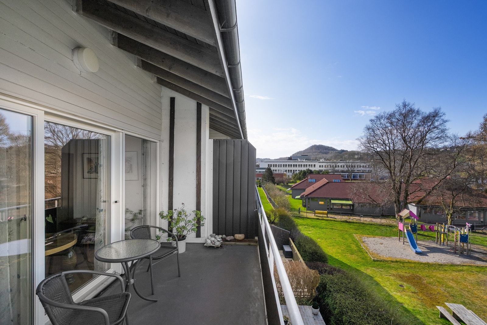Vestvendt balkong med ettermiddags- og kveldssol. Galleribilde