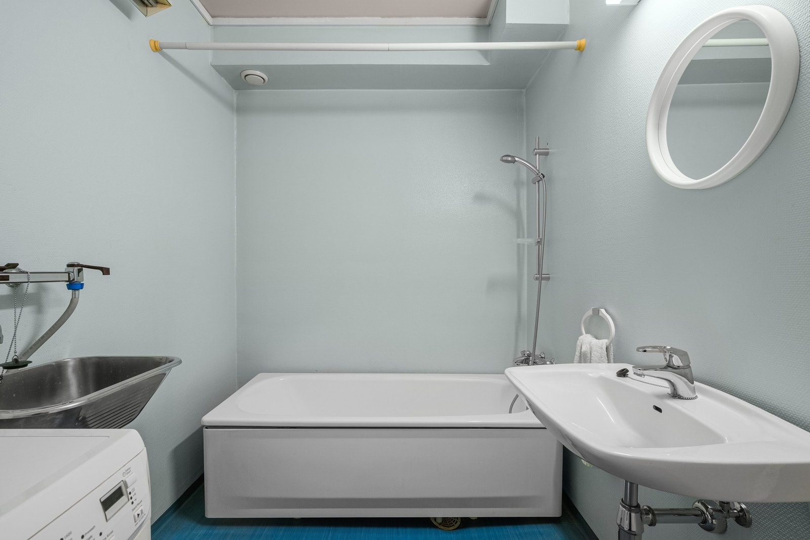 Bad med opplegg for vaskemaskin og tørketrommel. Galleribilde
