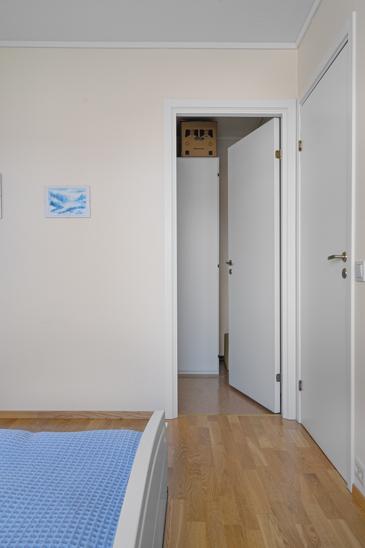 Hovedsoverommet har videre adkomst til garderobe. Galleribilde