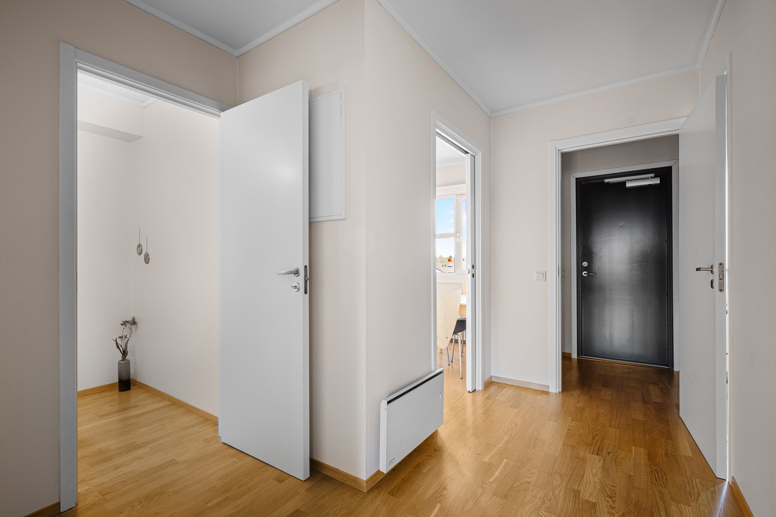 Stor gang med god plass til å henge fra seg yttertøy. Galleribilde
