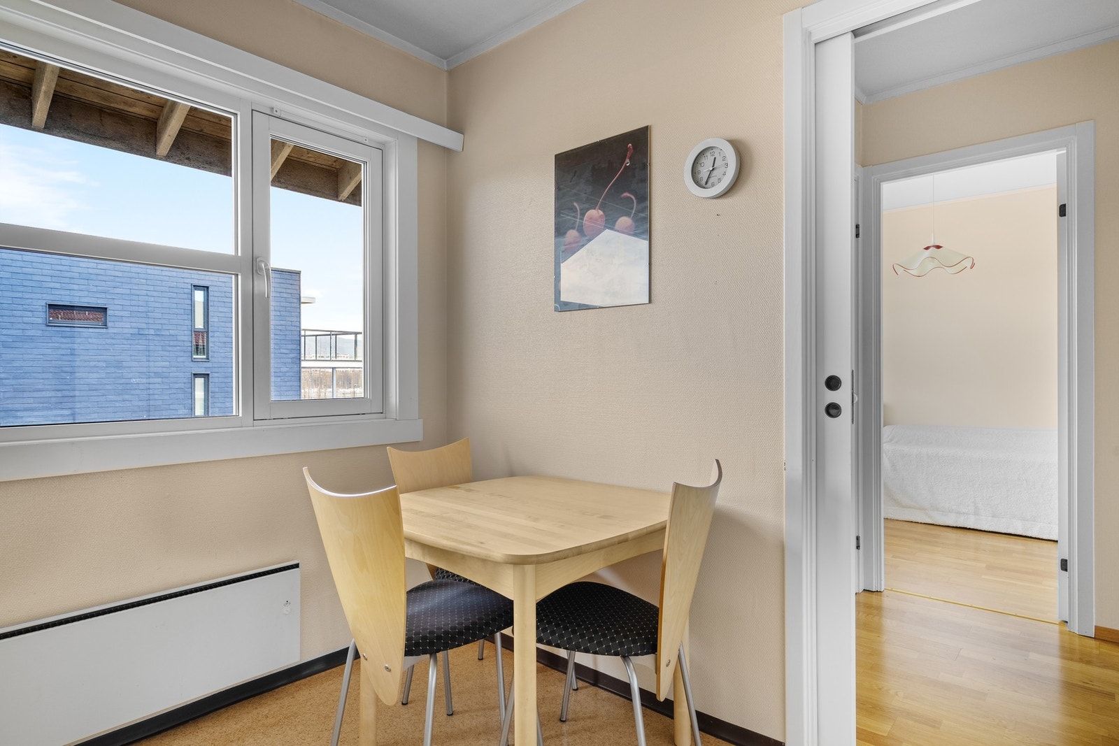 På kjøkkenet er det plass til et mindre spisebord. Galleribilde