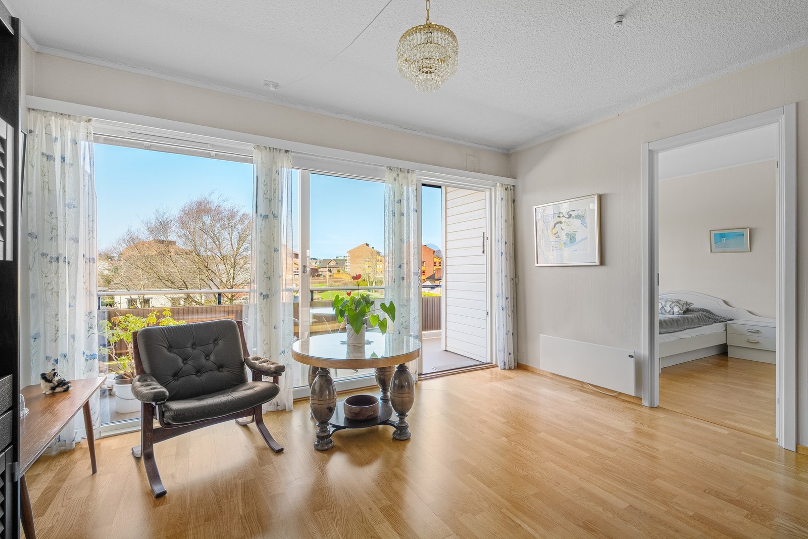 Fra stuen er det utgang til balkong. Galleribilde