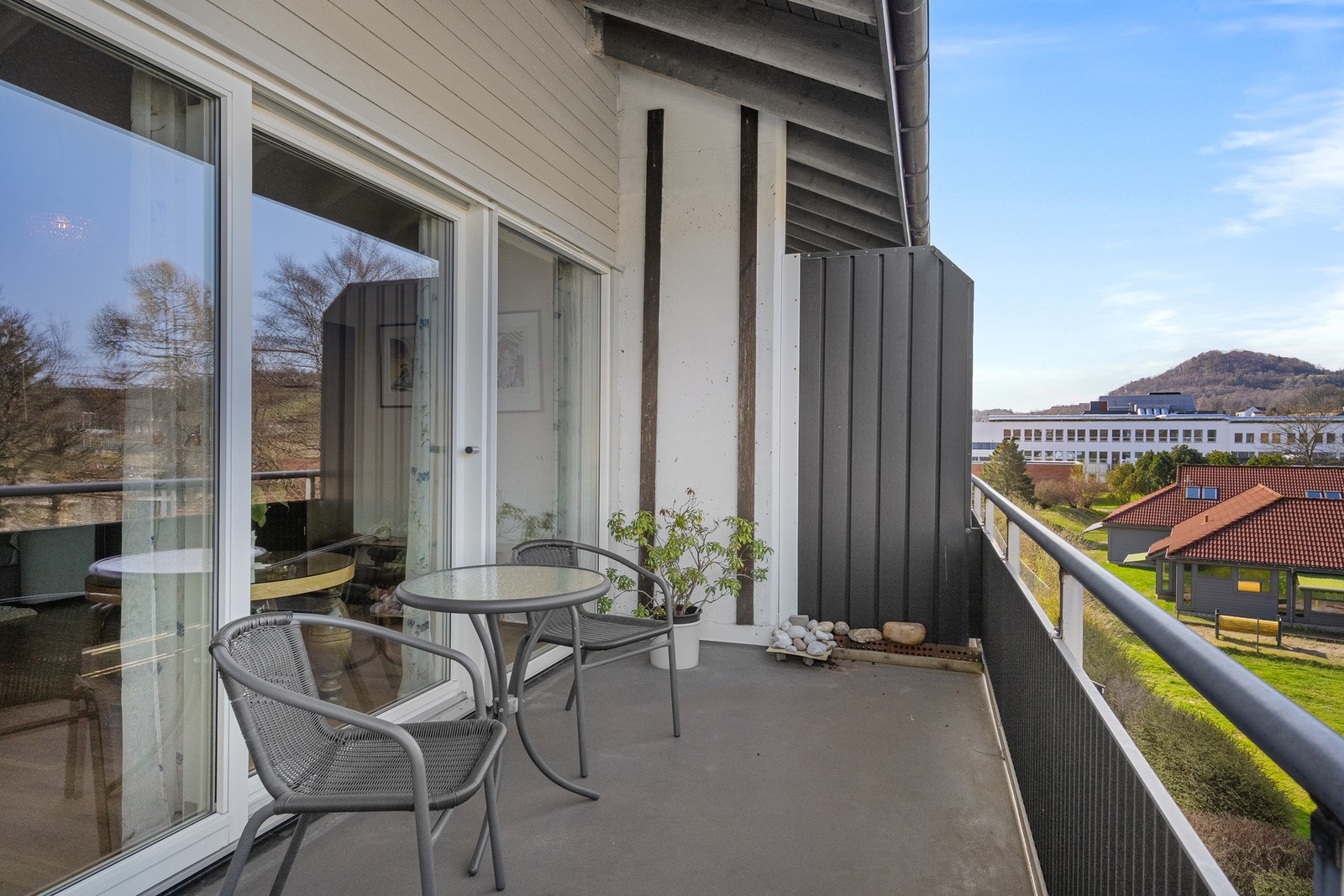 Det er god plass til ønsket utemøblement på balkongen. Galleribilde