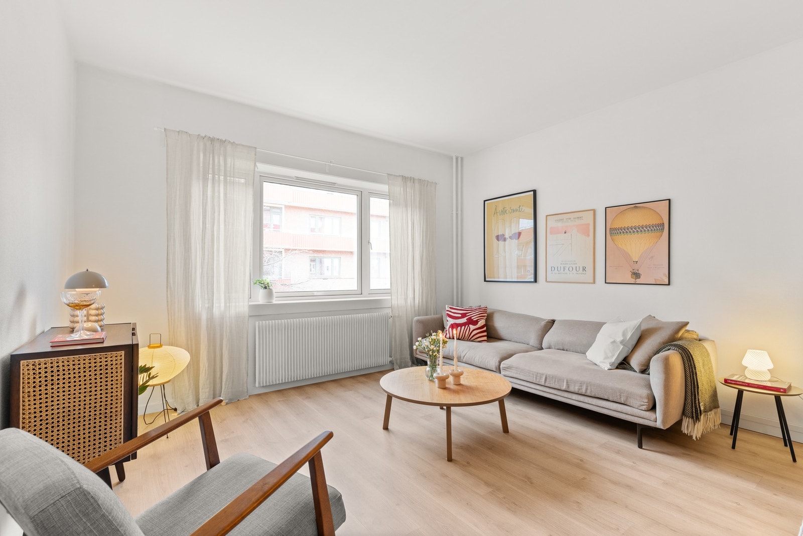 Stuen er av generøs størrelse, og du får god plass til å innrede med en stor sofagruppe med tilhørende bord. Galleribilde