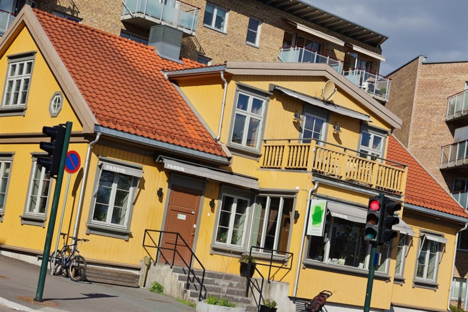 Sagene lunsjbar serverer blant annet Drosjefrokost, Hjemmelaget karbonadesmørbrød og Sagenepølser fra Strøm-Larsen. Galleribilde