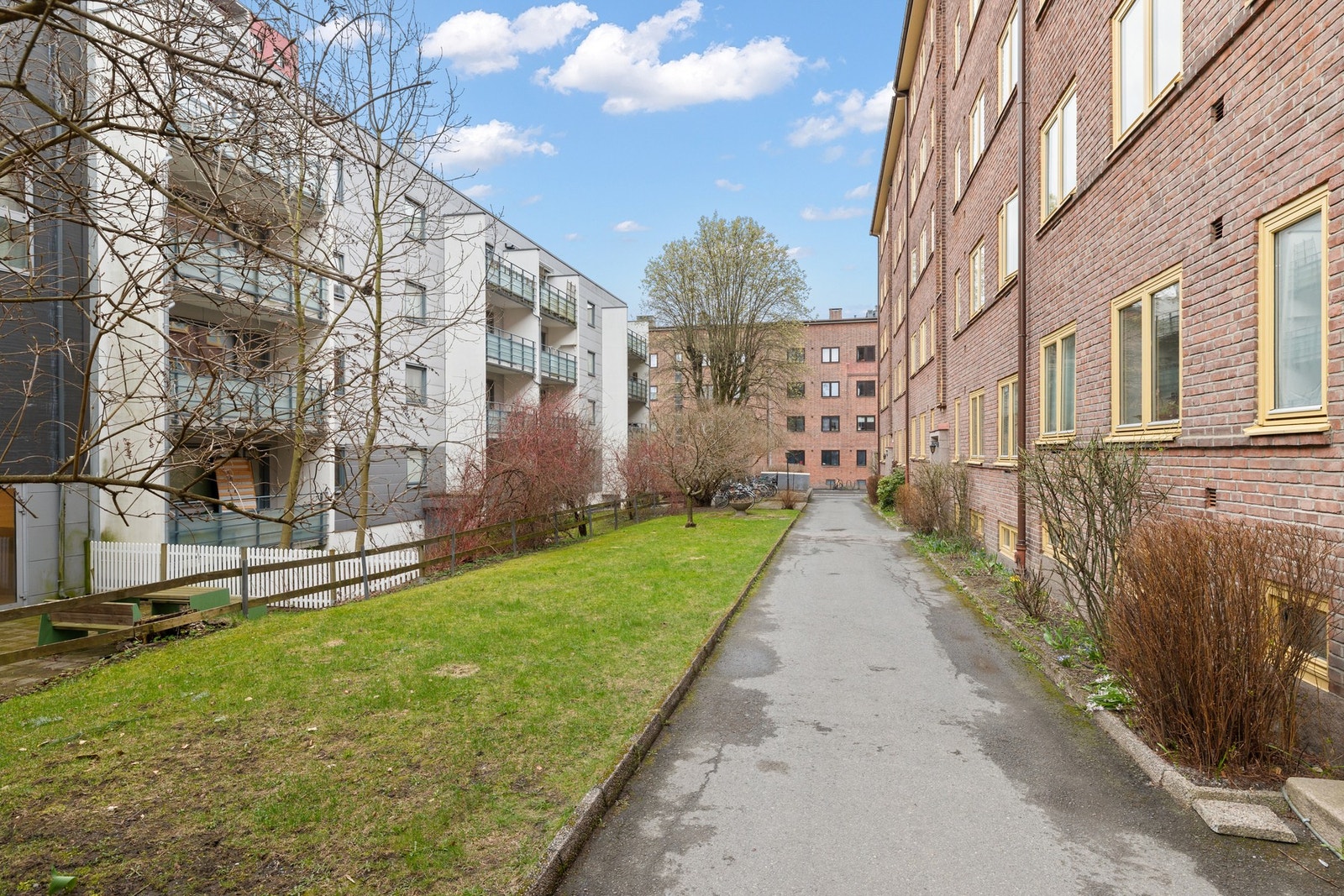 Borettslaget har pent, opparbeidede grøntarealer og sittegrupper. Galleribilde