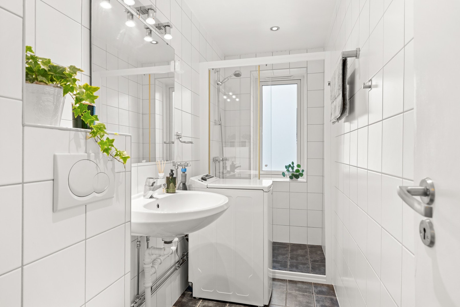 Badet ble oppusset i 2006/2007 i regi av borettslaget. Fliser på gulv og vegger. Galleribilde