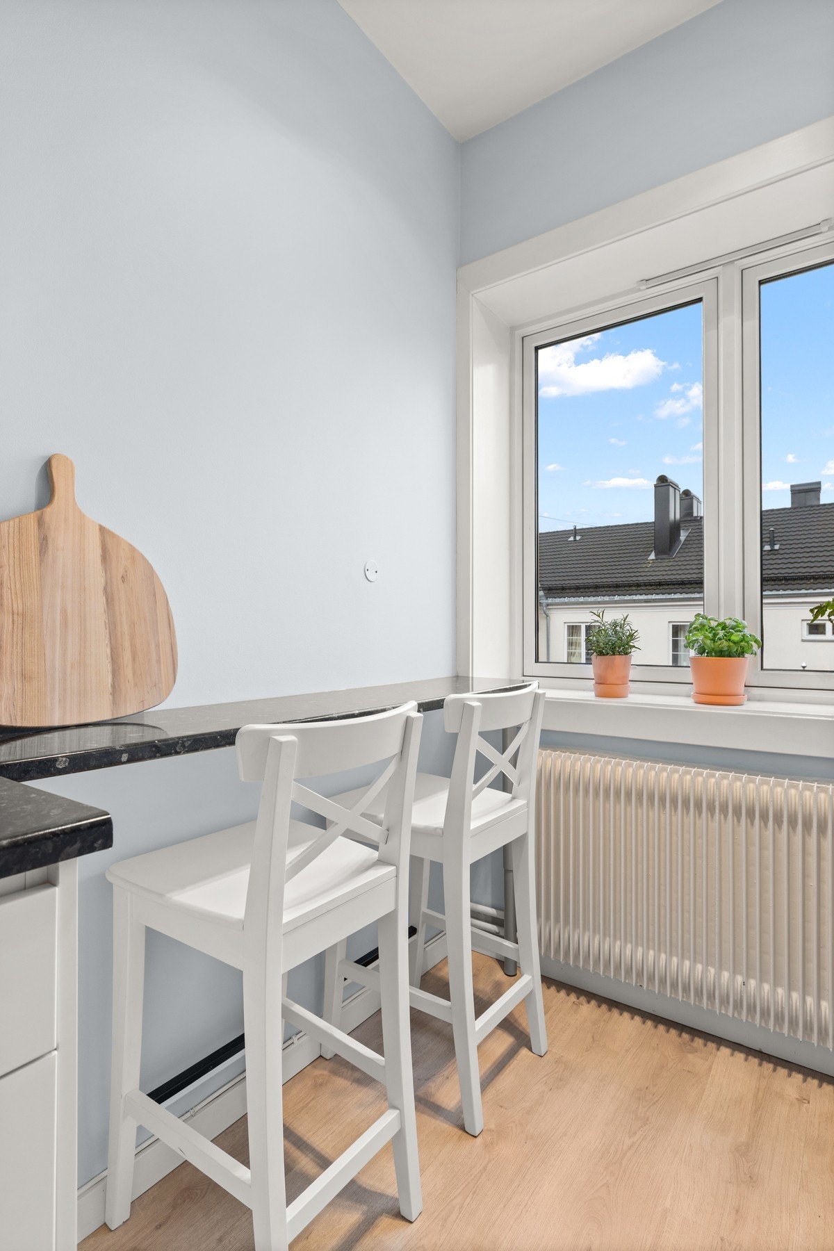 Koselig spiseplass ved vinduet. Galleribilde