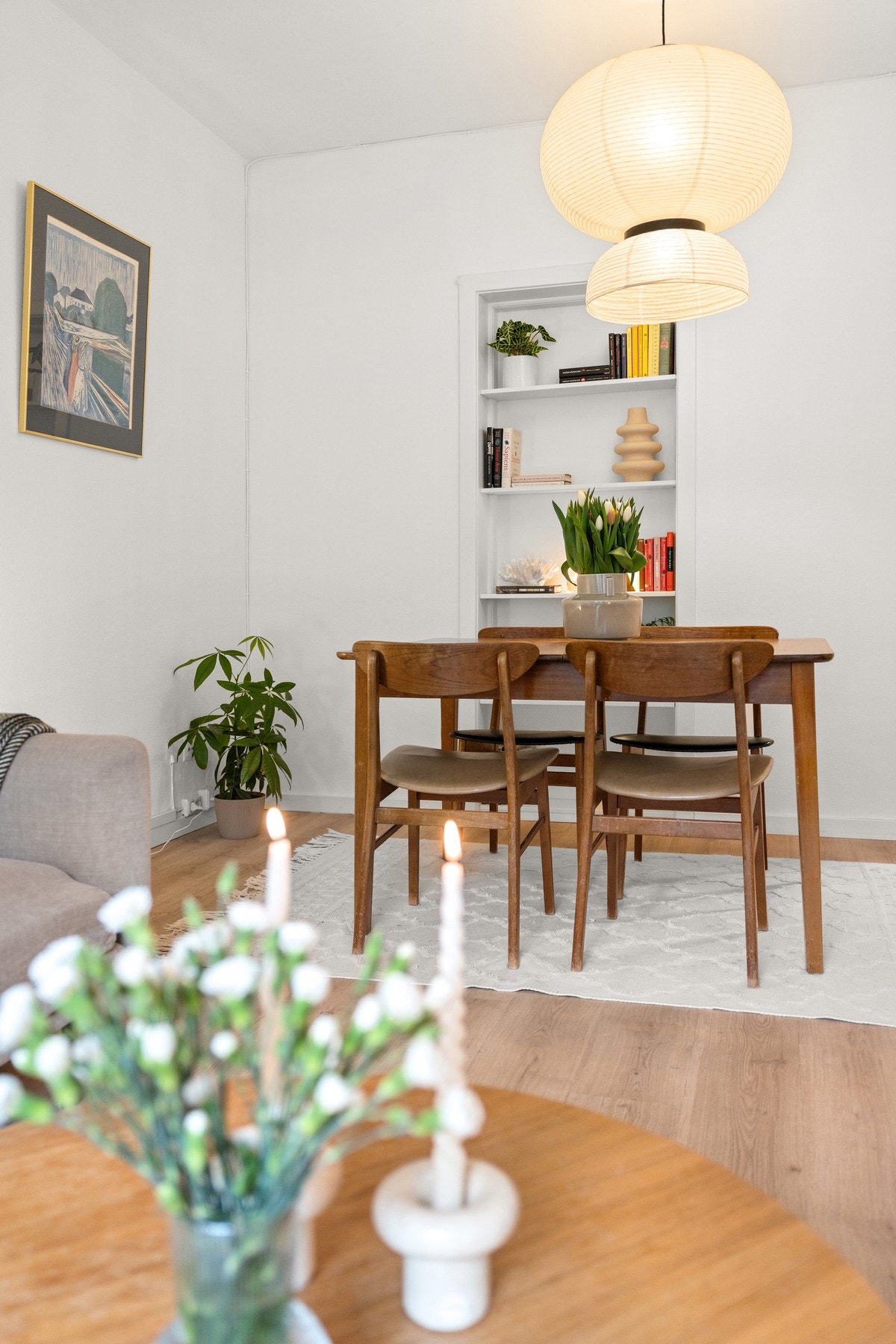 Naturlig lys og varme detaljer skaper en hjemmekoselig atmosfære. Galleribilde