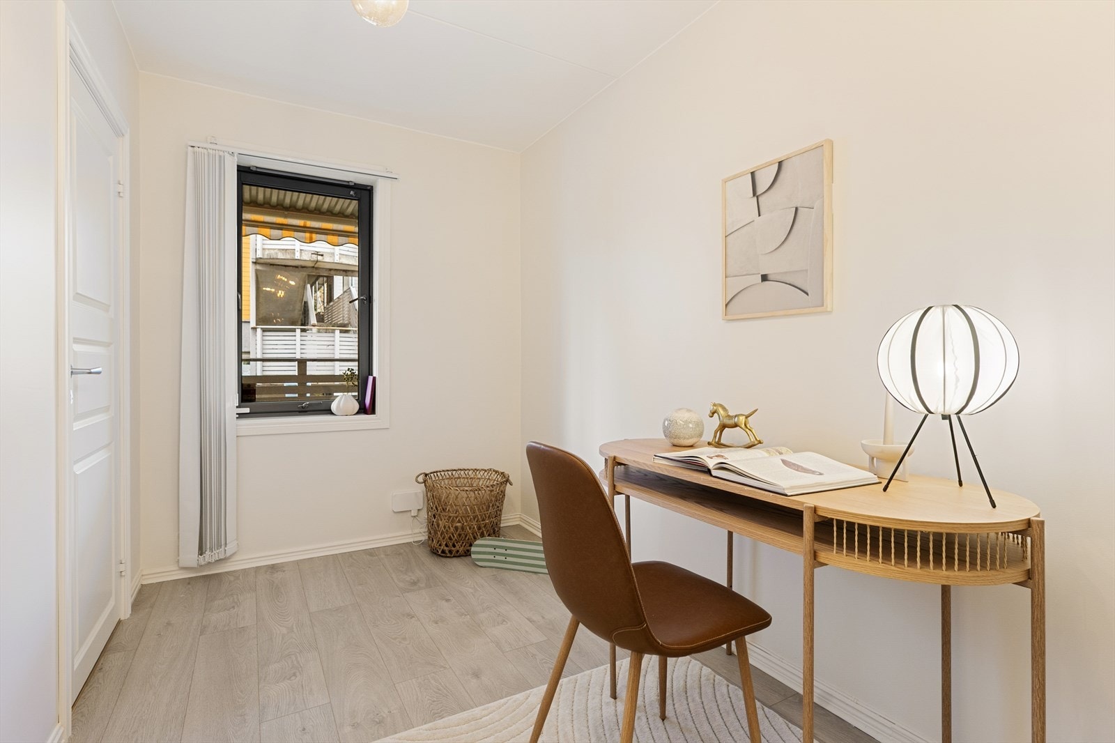Rommet har plass til seng og skrivepult, og vender ut mot rolige omgivelser. Galleribilde