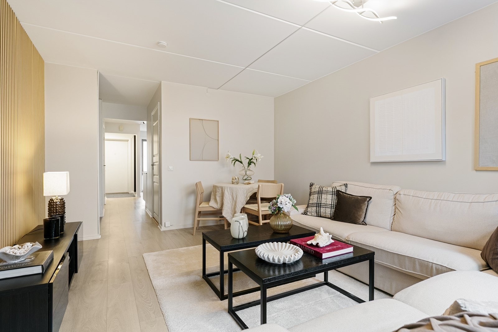 Den åpne løsningen gir fleksibilitet for møblering, med god plass til både sofagruppe og spiseplass. Galleribilde