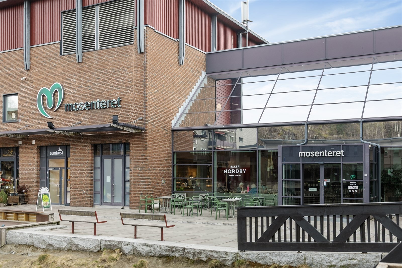 Mosenteret, med blant annet Myrens Treningssenter og bakeri, ligger kun en kort spasertur unna. Galleribilde
