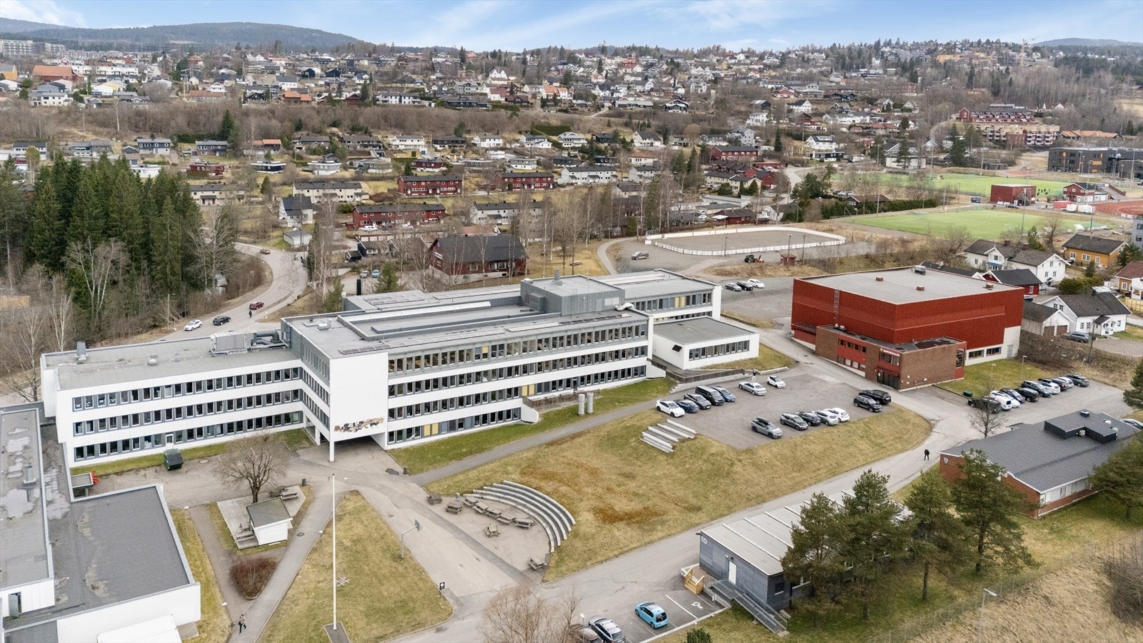 Bjertnes videregående skole ligger kun 2 minutter unna, og både barne- og ungdomsskole er innenfor 15 minutters gange. Galleribilde