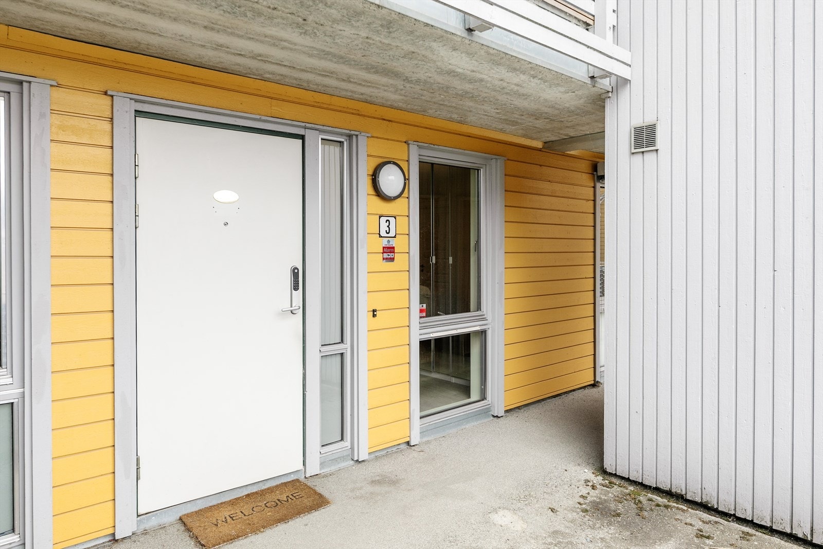 Leiligheten har egen, overbygget inngang fra svalgang. Galleribilde