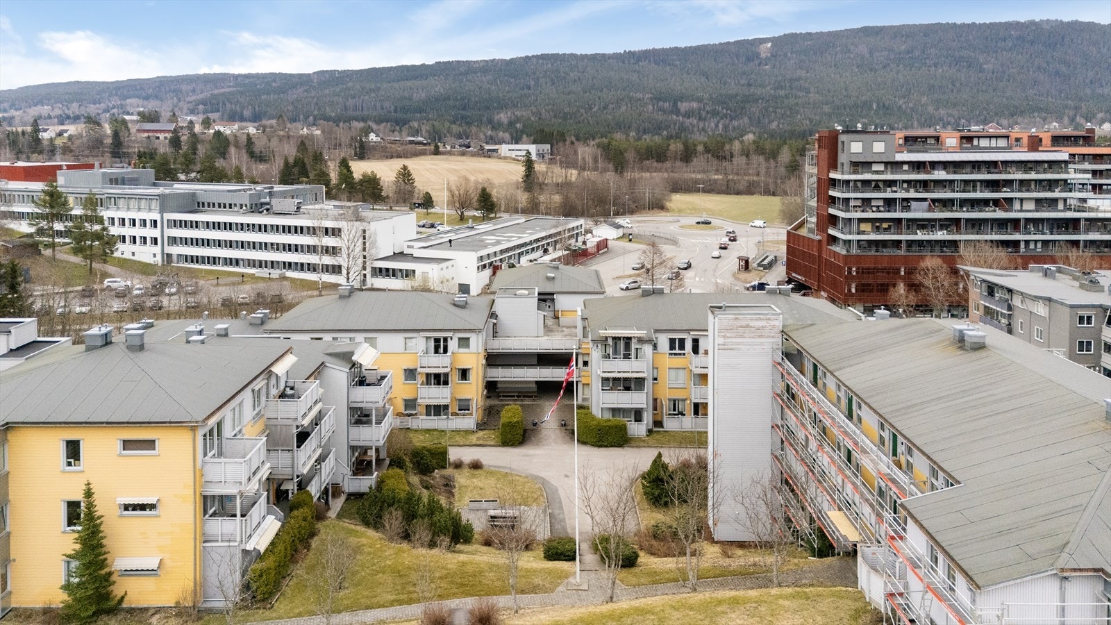 Kvernstua Borettslag består av 67 boliger og har velholdte fellesarealer. Galleribilde
