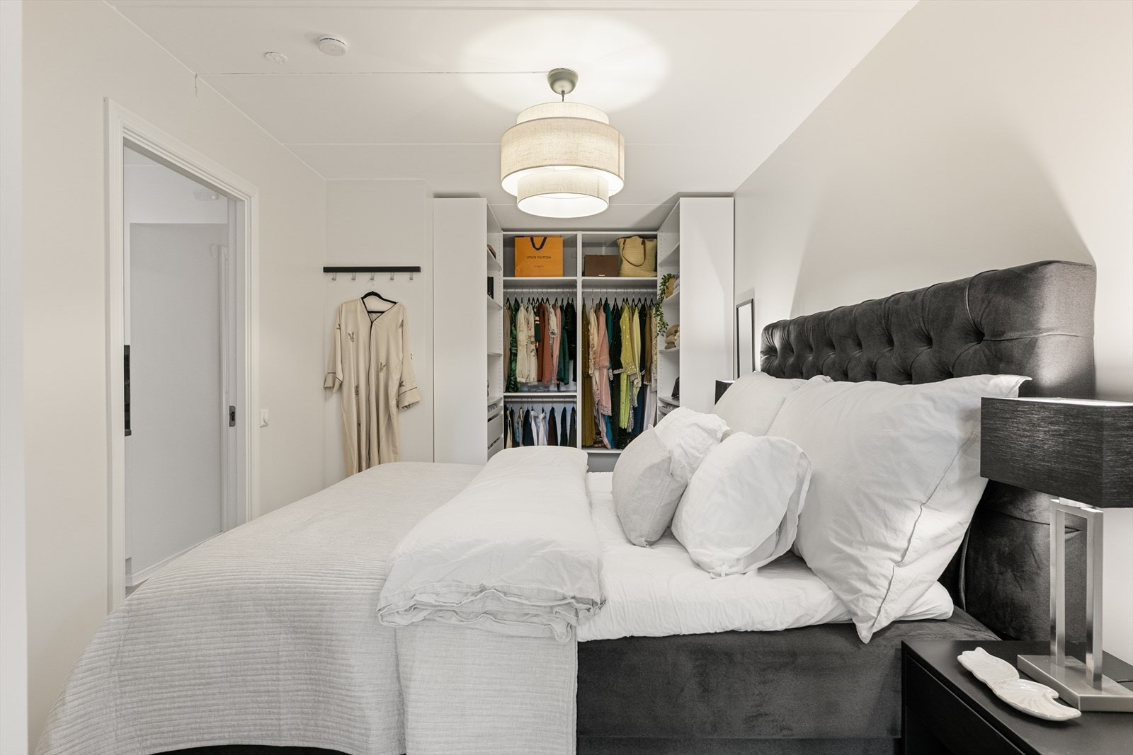 Den åpne garderobeløsningen gir en følelse av walk-in-closet og utnytter plassen effektivt. Galleribilde