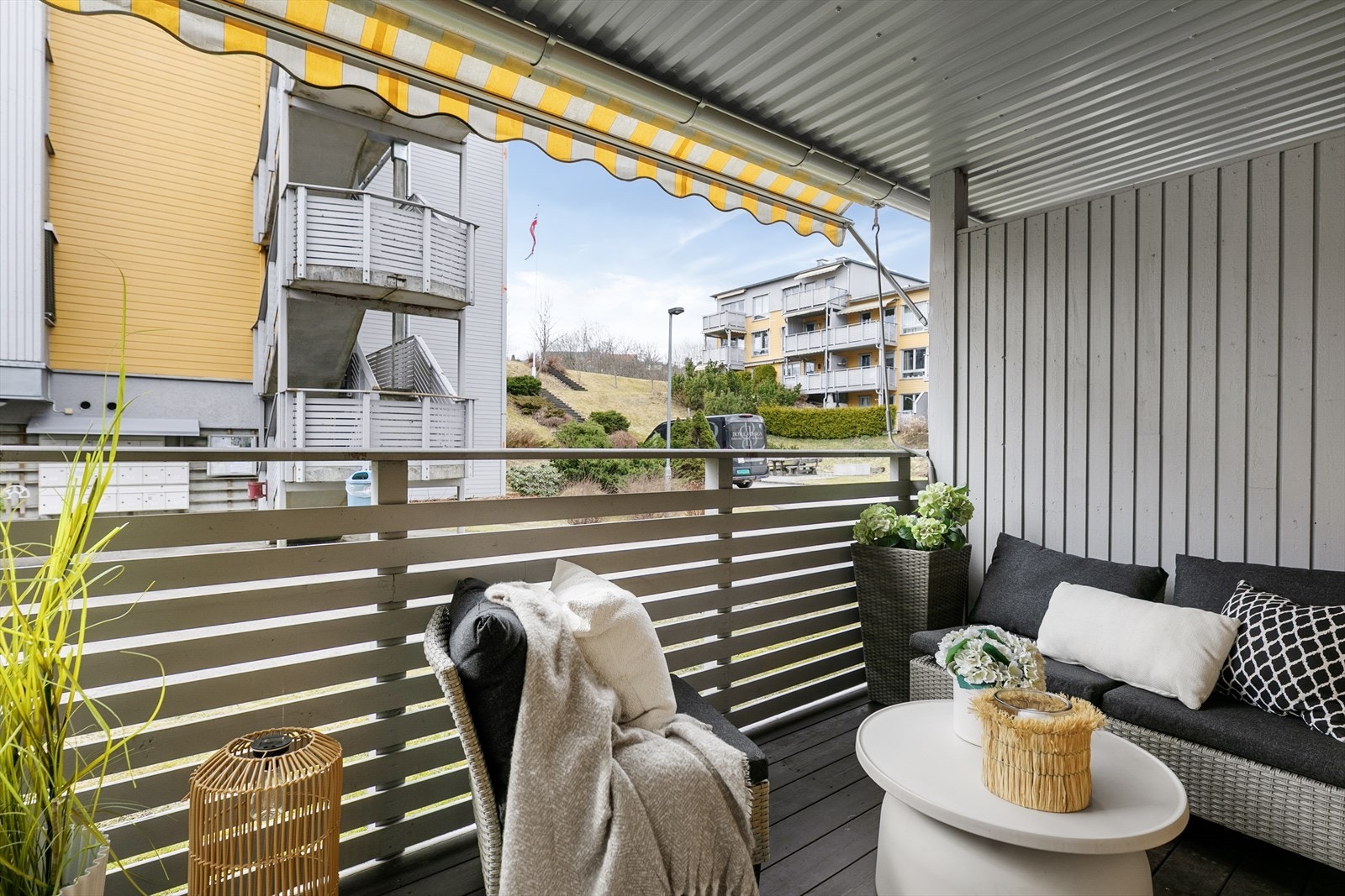 Terrassen er delvis overbygget og utstyrt med markise, som gir god solskjerming. Galleribilde